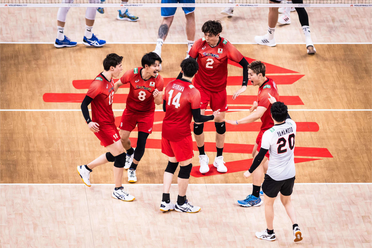 スロベニア戦での男子日本代表（C）FIVB