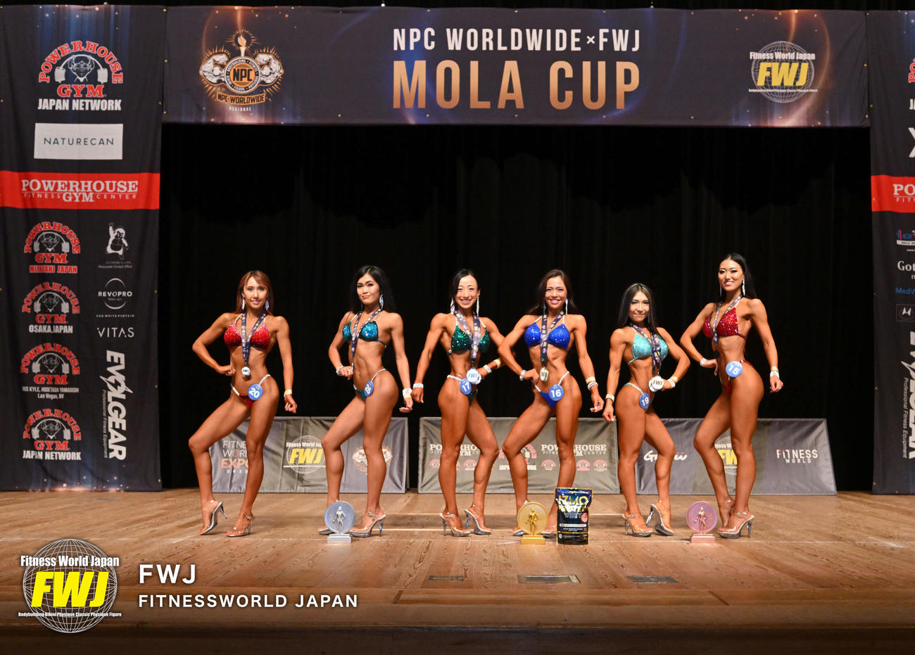 ボディメイクコンテスト「MOLA CUP」に出場したカーリング女子ロコ・ソラーレの藤沢五月（左から3人目）（FWJ提供）