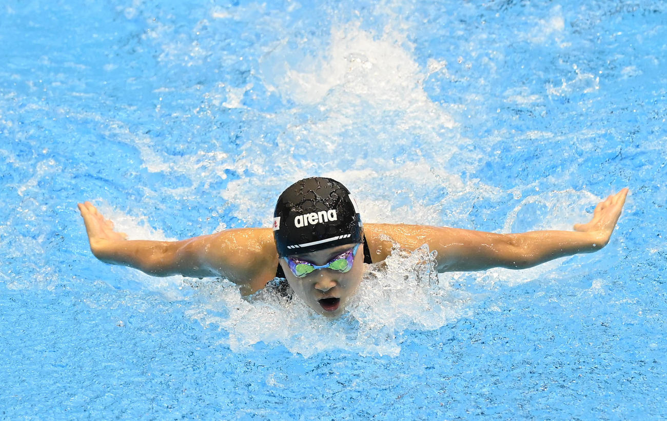 世界水泳2023福岡大会第10日　女子200メートル個人メドレー予選、バタフライで泳ぐ成田実生（撮影・岩下翔太）