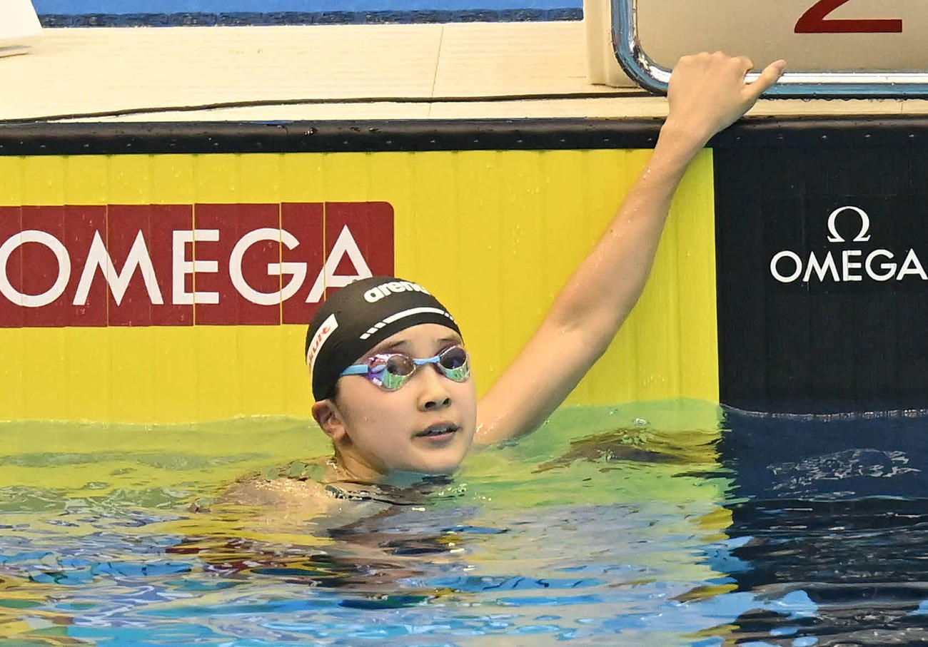 世界水泳2023福岡大会第10日　女子200メートル個人メドレー予選、タイムを確認する成田実生（撮影・岩下翔太）