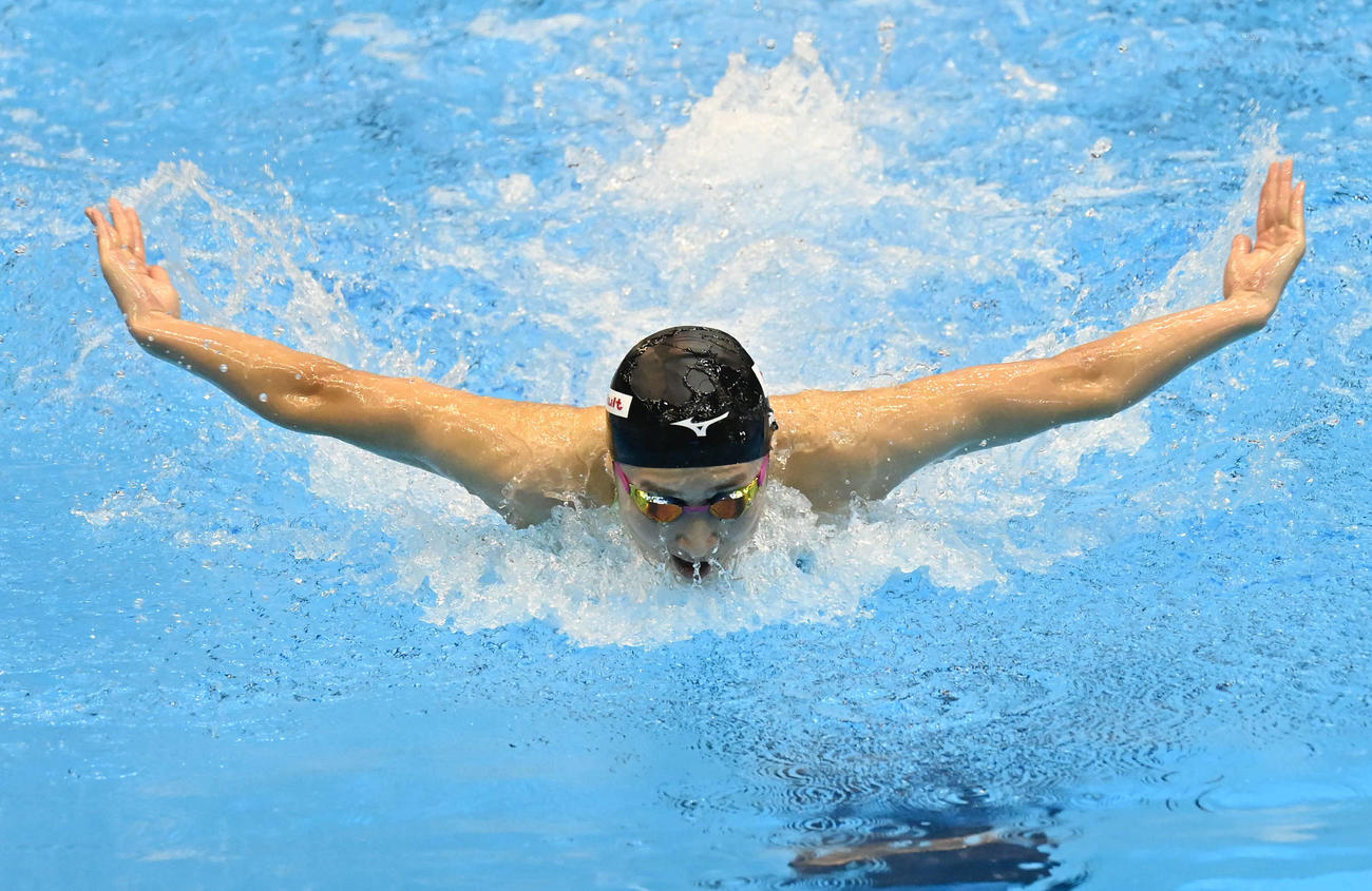 世界水泳2023福岡大会第10日　女子100メートルバタフライ予選で泳ぐ池江璃花子（撮影・岩下翔太）