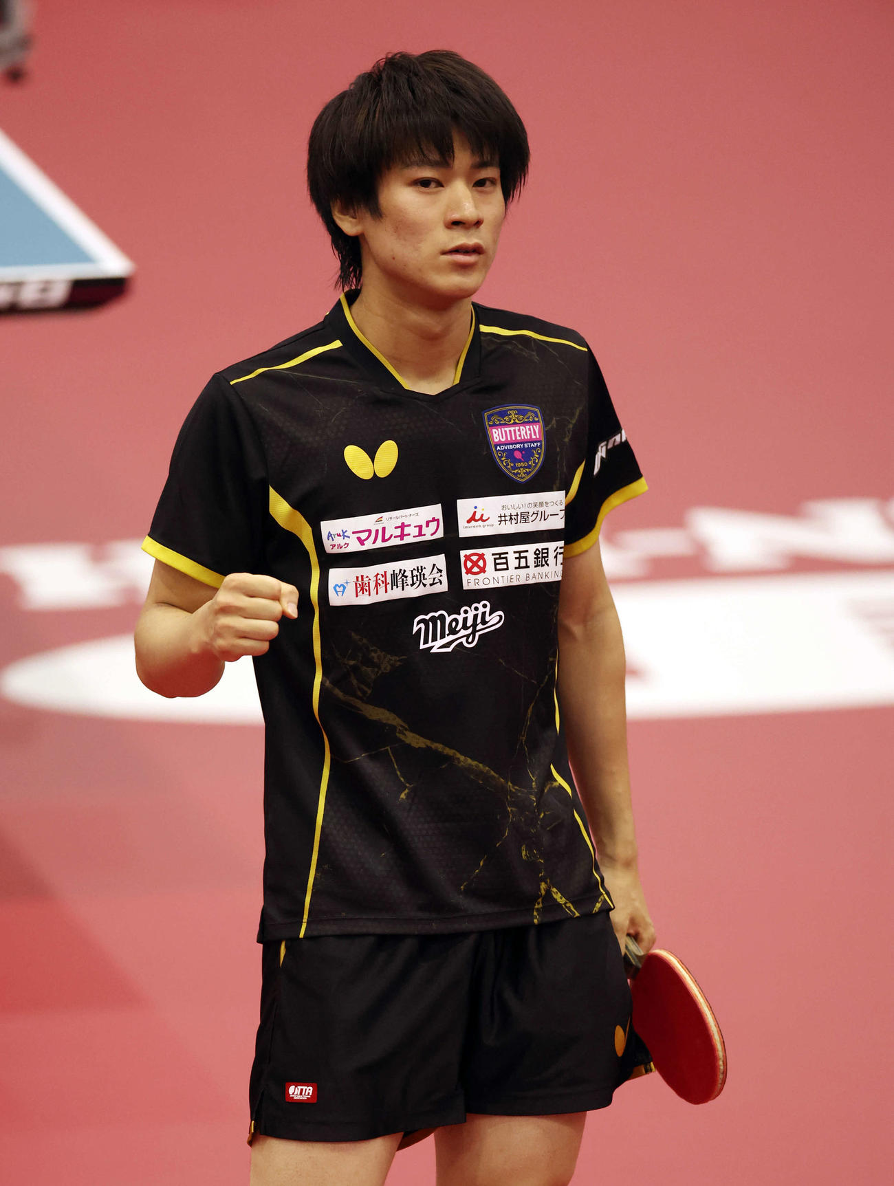 男子シングルス準決勝　勝利し、ガッツポーズする戸上（撮影・宮地輝）