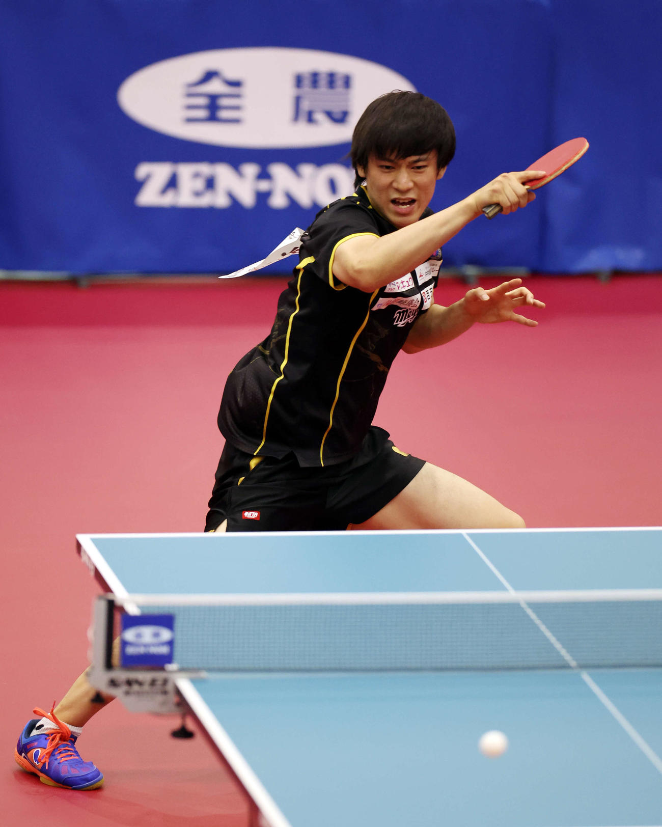 男子シングルス準決勝　フォアハンドドライブを放つ戸上（撮影・宮地輝）
