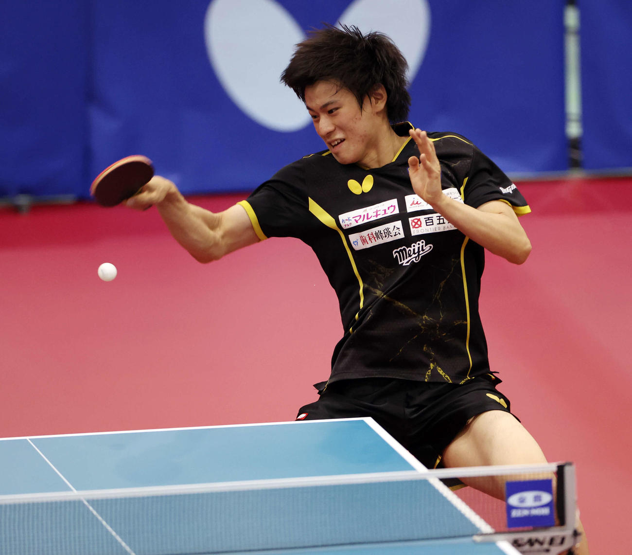 男子シングルス準決勝　フォアハンドドライブを放つ戸上（撮影・宮地輝）
