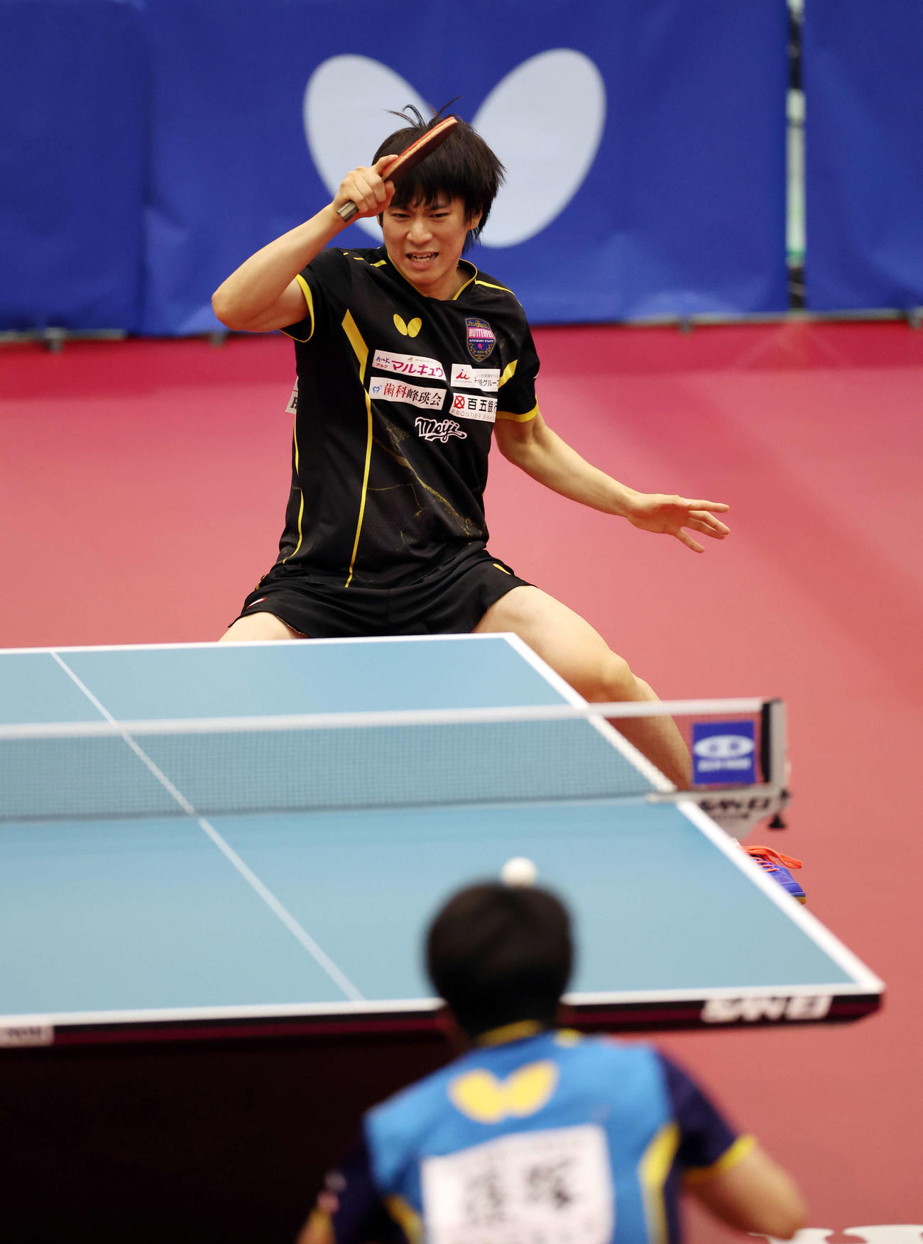 男子シングルス準決勝　フォアハンドドライブを放つ戸上（撮影・宮地輝）