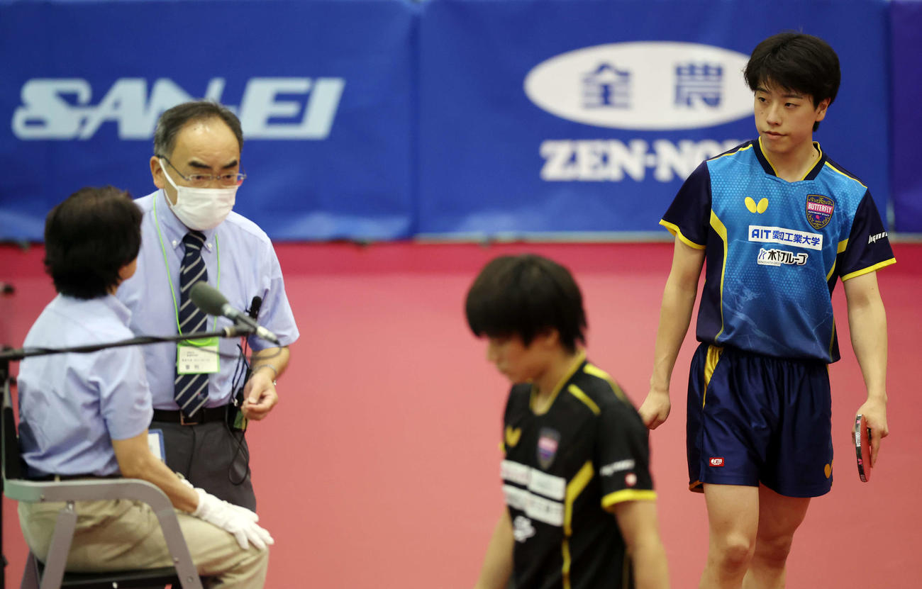 男子シングルス準決勝　判定を見守る篠塚（撮影・宮地輝）
