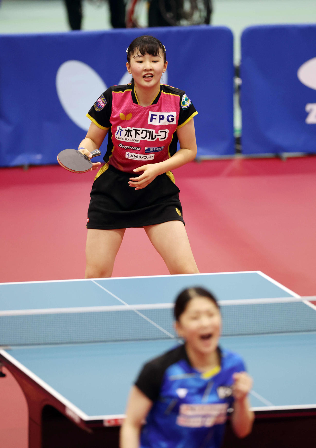 女子シングルス5－6位決定戦　安藤（下）に敗れる張本（撮影・宮地輝）