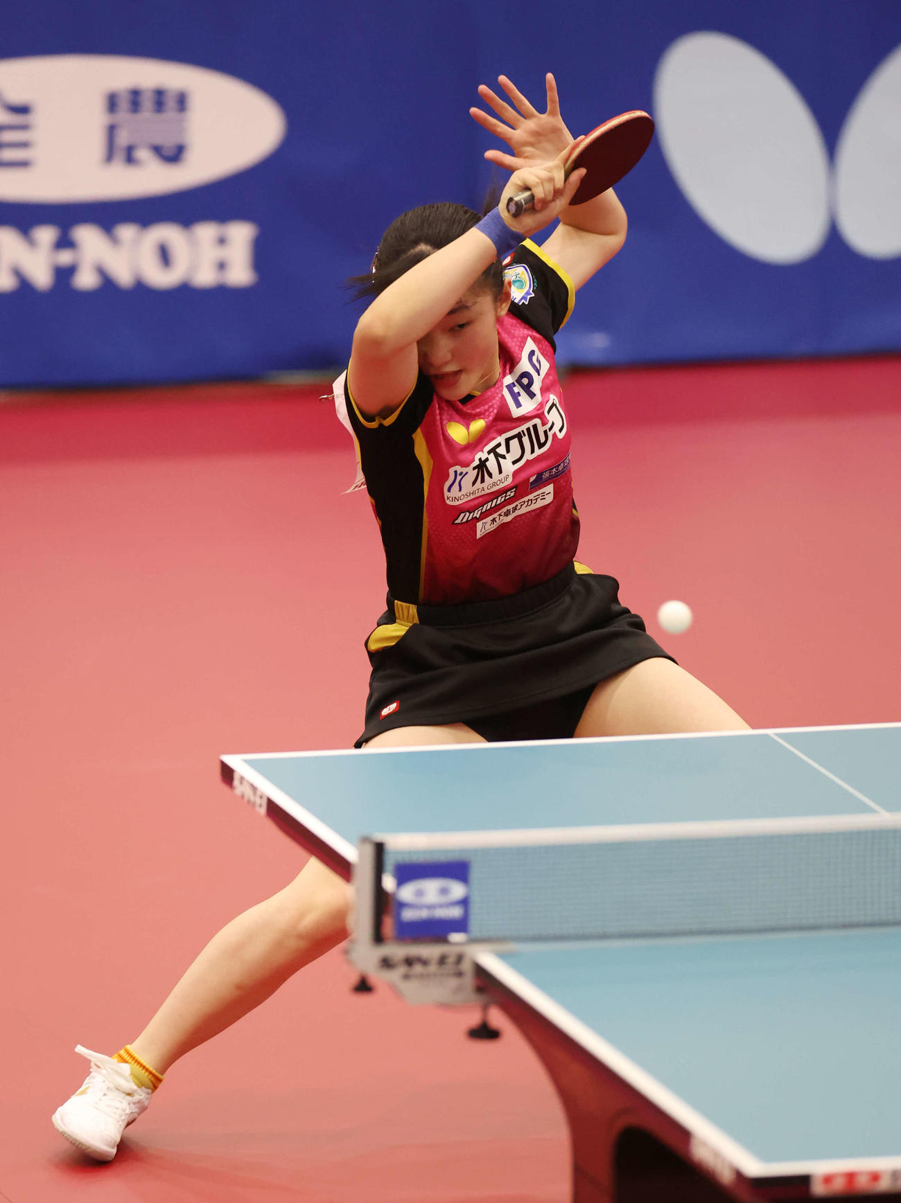 女子シングルス5－6位決定戦　フォアハンドドライブを放つ張本（撮影・宮地輝）