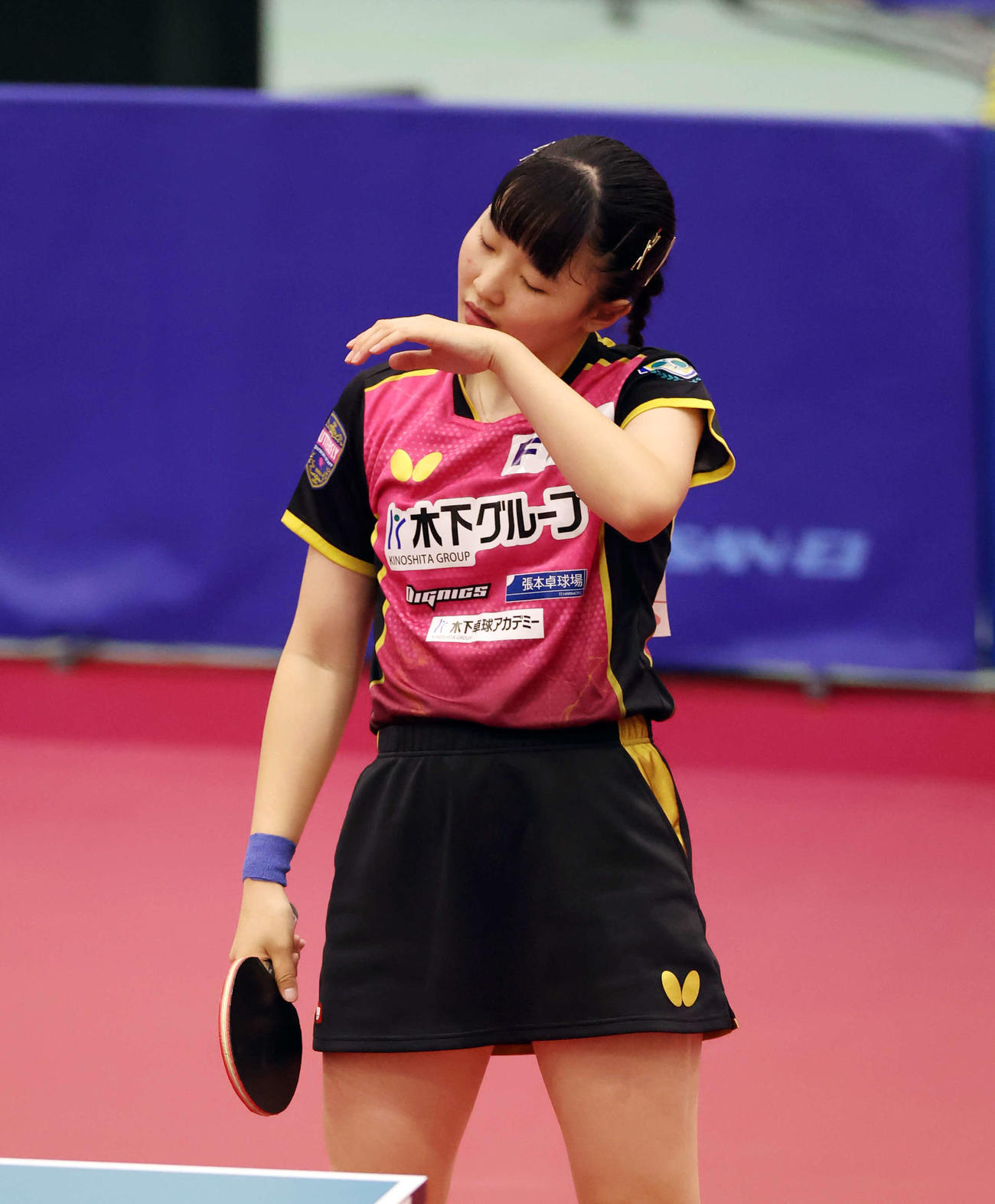 女子シングルス5－6位決定戦　ポイントを許し、悔しい表情の張本（撮影・宮地輝）
