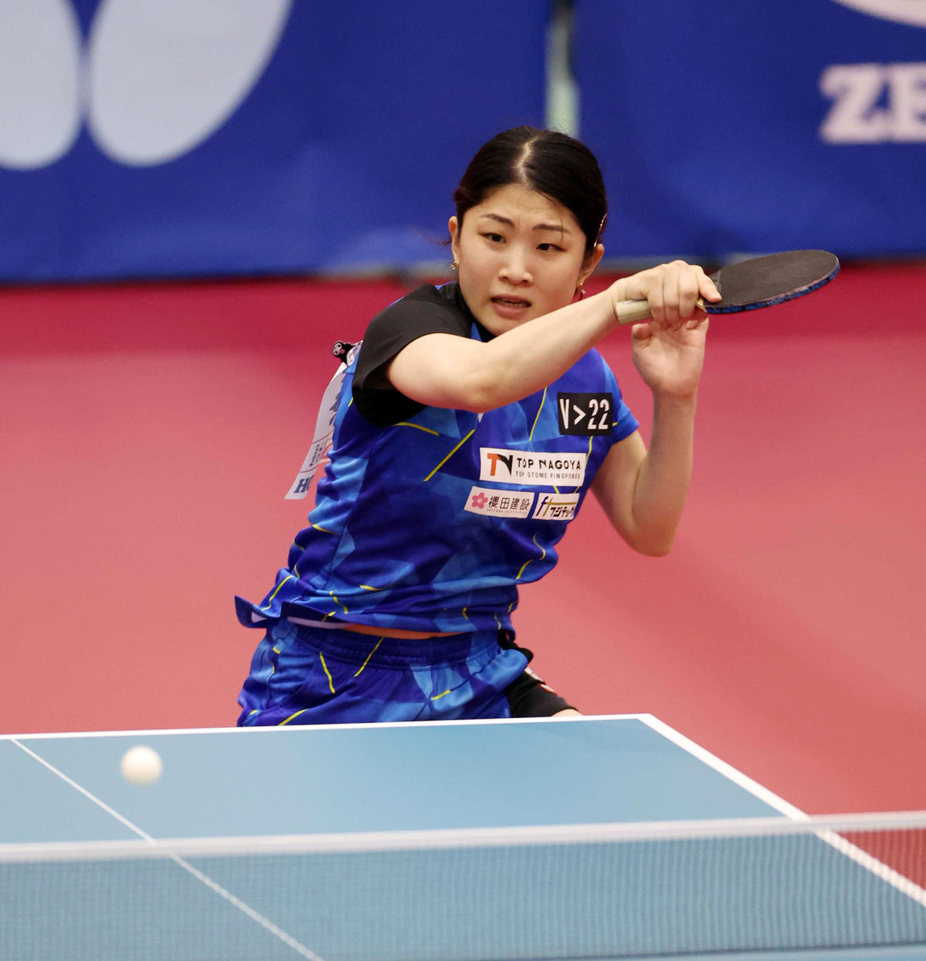 女子シングルス5－6位決定戦　フォアハンドドライブを放つ安藤（撮影・宮地輝）