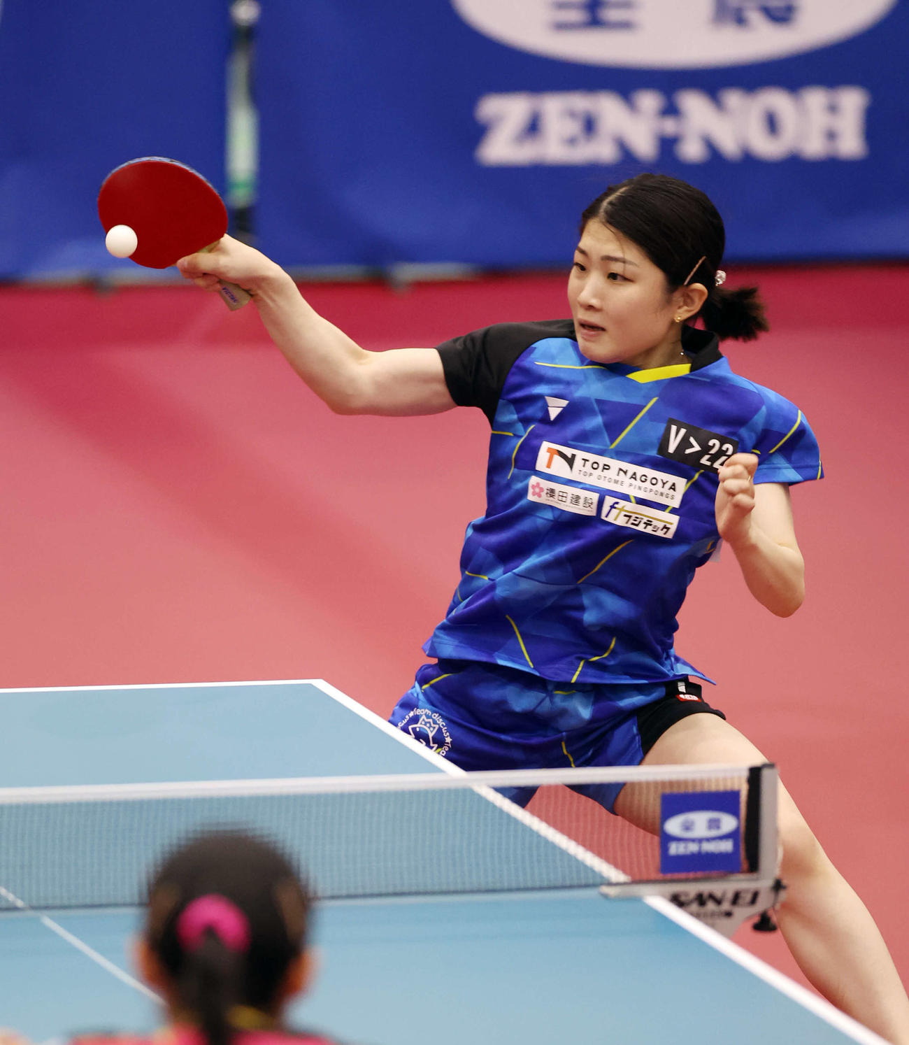 女子シングルス5－6位決定戦　フォアハンドドライブを放つ安藤（撮影・宮地輝）