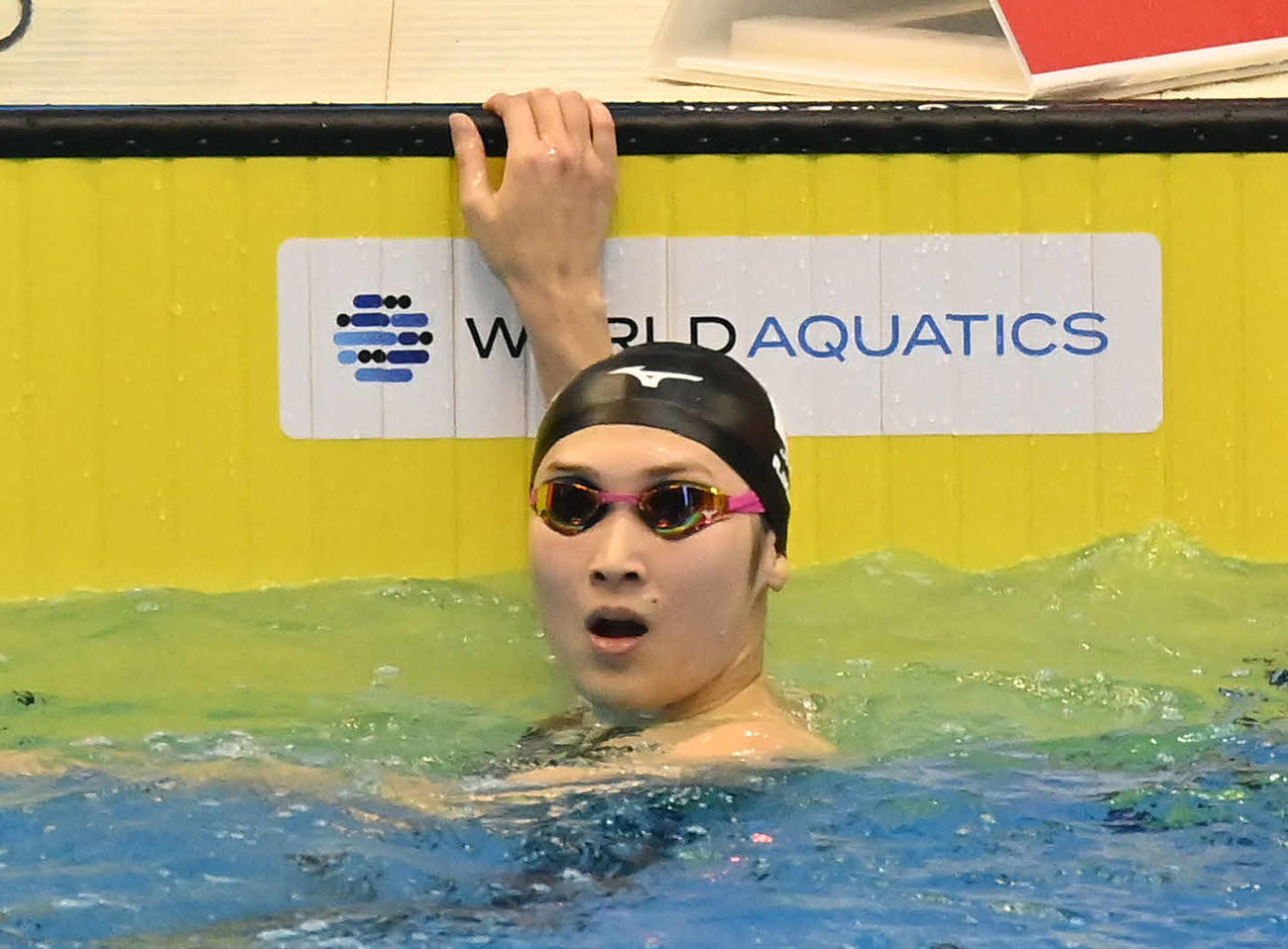 世界水泳2023福岡大会第10日　女子100メートルバタフライ予選、タイムを確認する池江璃花子（撮影・岩下翔太）