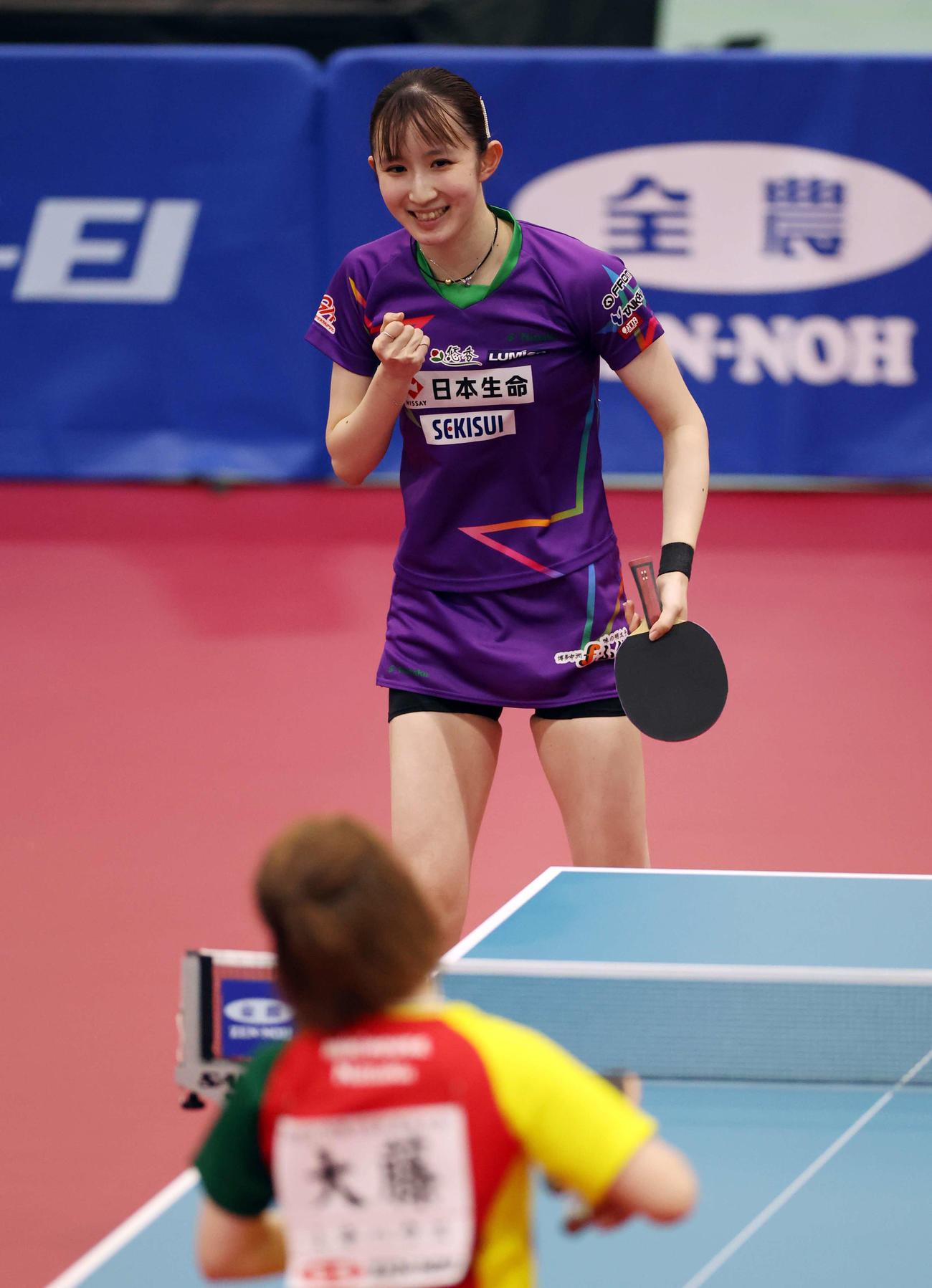 女子シングルス準決勝　ポイントを奪い笑顔でガッツポーズする早田（撮影・宮地輝）