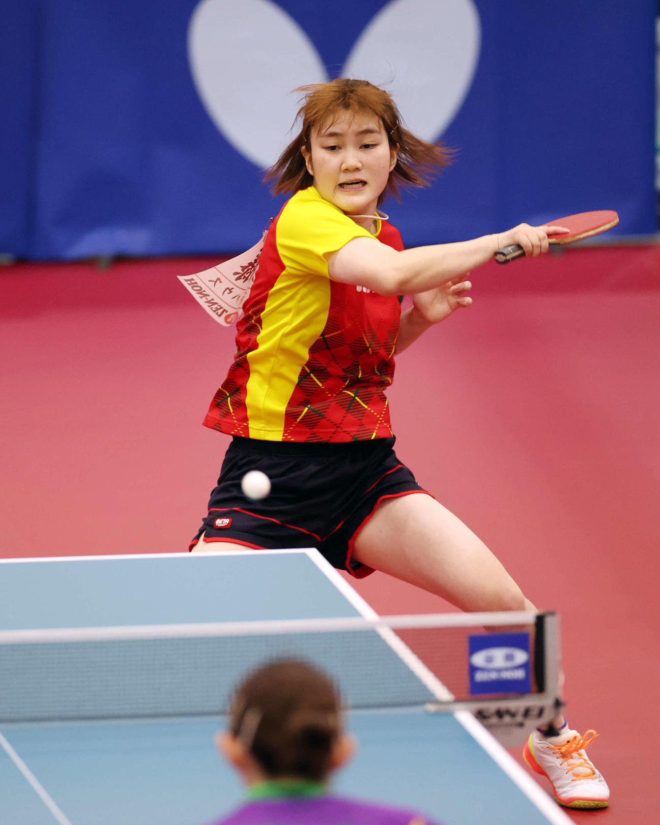 女子シングルス準決勝　フォアハンドドライブを放つ大藤（撮影・宮地輝）