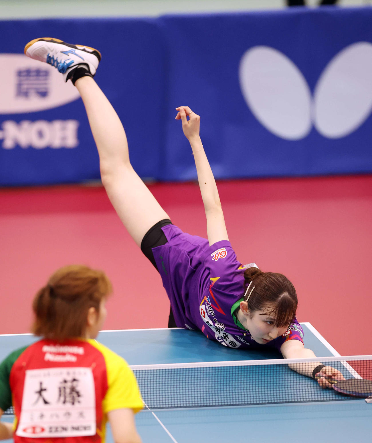 女子シングルス準決勝　体を伸ばしてボールに食らいつく早田（撮影・宮地輝）