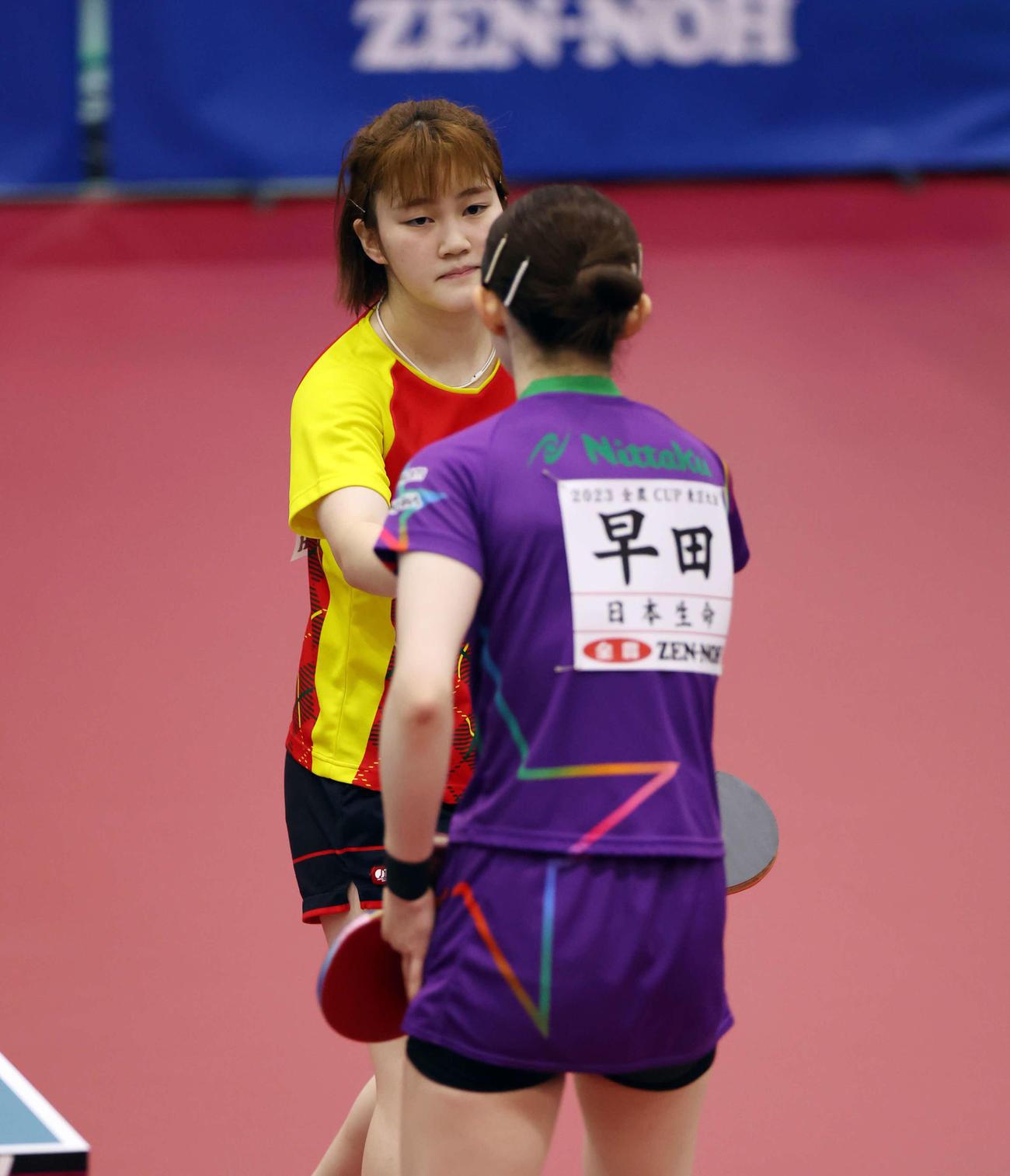 女子シングルス準決勝　敗れて早田（手前）と握手する大藤（撮影・宮地輝）