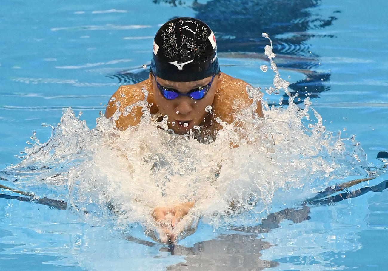 世界水泳2023福岡大会第10日　男子100メートル平泳ぎ予選で泳ぐ渡辺一平（撮影・岩下翔太）