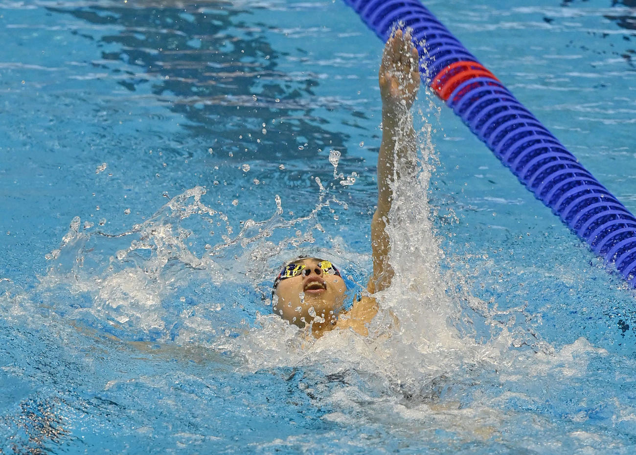 世界水泳2023福岡大会第10日　男子400メートル個人メドレー予選、背泳ぎで泳ぐ本多灯（撮影・岩下翔太）