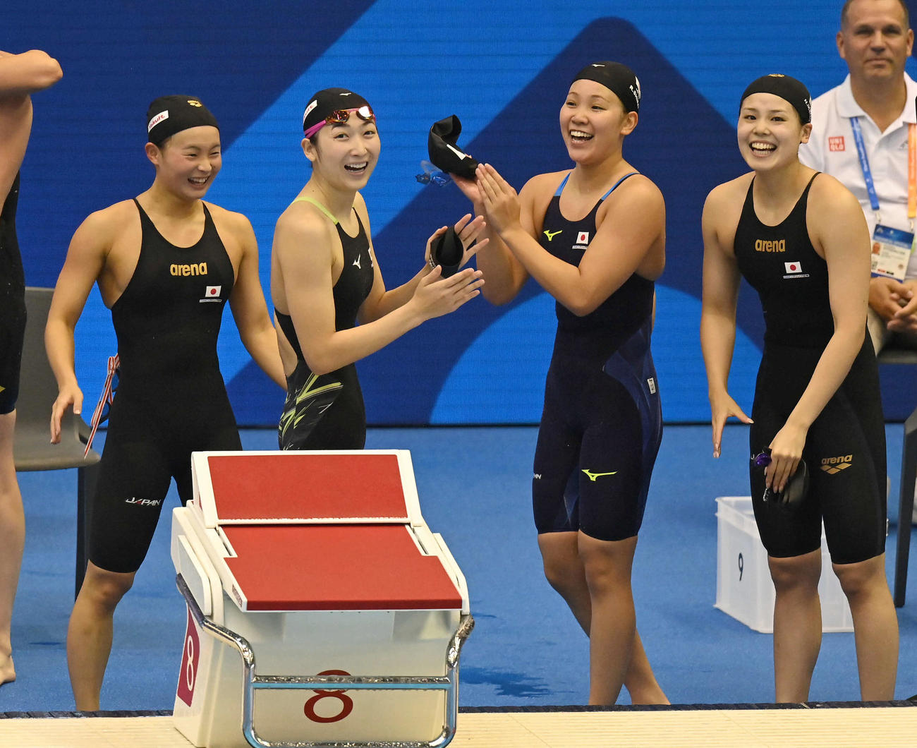 世界水泳2023福岡大会第10日　女子400メートルリレー予選、予選突破を決めて笑顔を見せる、左から神野ゆめ、池江璃花子、白井璃緒、池本凪沙（撮影・岩下翔太）