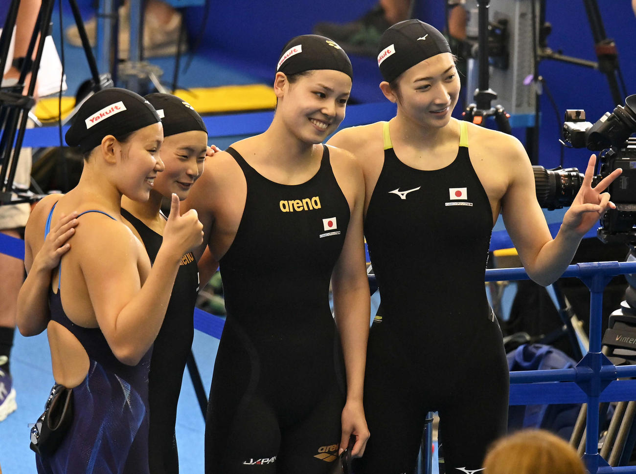 世界水泳2023福岡大会第10日　女子400メートルリレー予選、予選突破を決めて笑顔で記念撮影する、右から池江璃花子、池本凪沙、神野ゆめ、白井璃緒（撮影・岩下翔太）