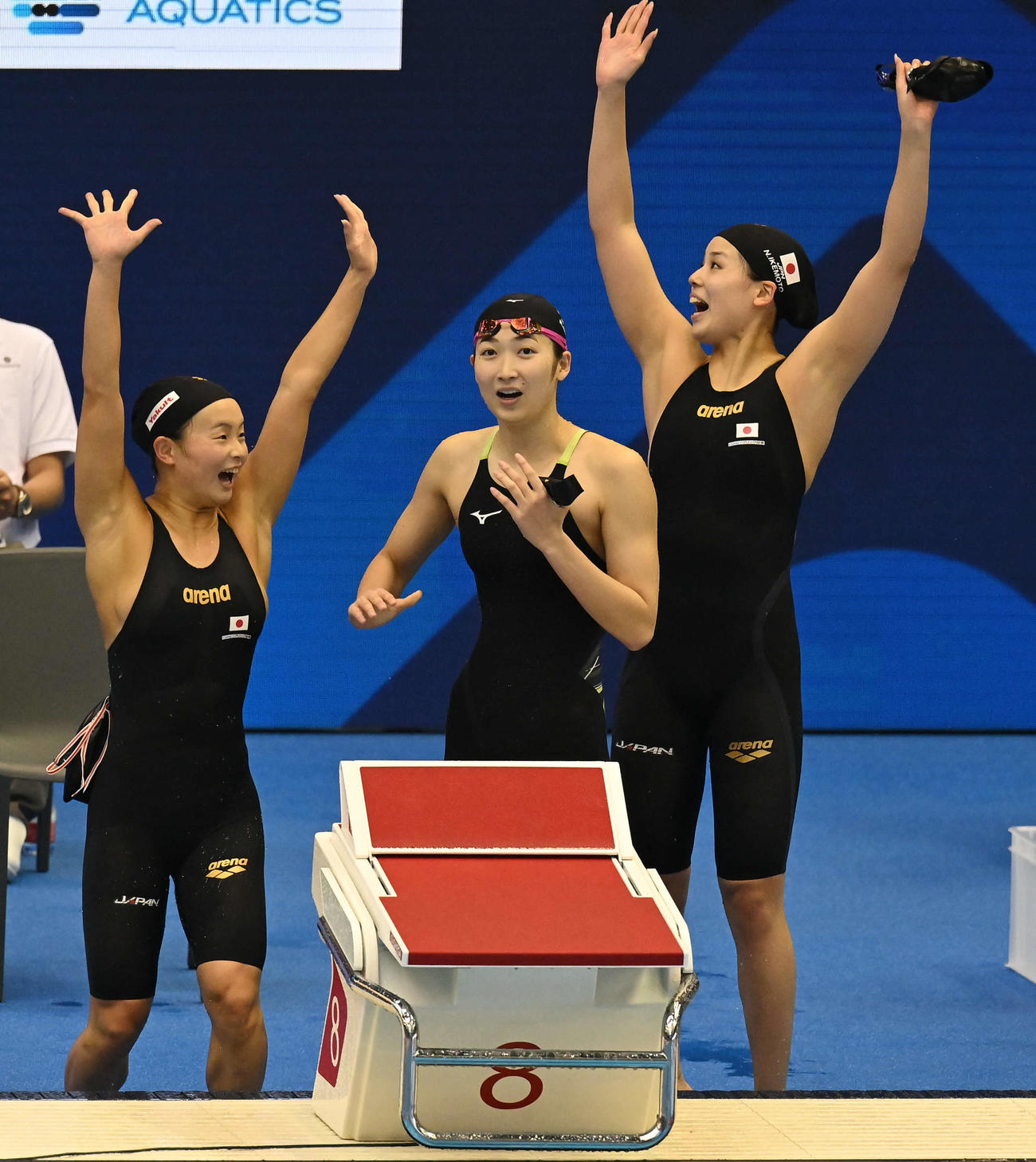 世界水泳2023福岡大会第10日　女子400メートルリレー予選、予選突破を決めて歓喜する、左から神野ゆめ、池江璃花子、池本凪沙（撮影・岩下翔太）