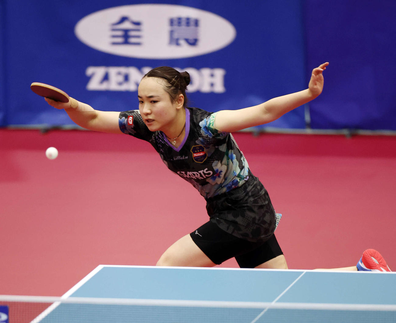 女子シングルス準決勝　ボールに食らいつく伊藤（撮影・宮地輝）