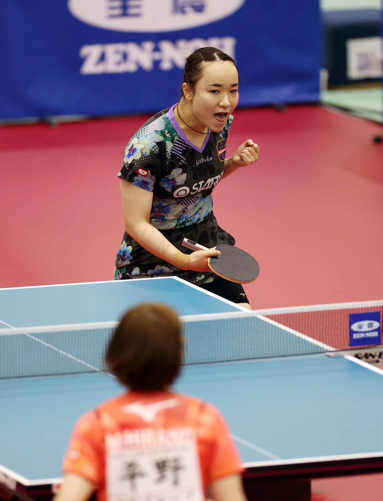 女子シングルス準決勝　ポイントを奪いガッツポーズする伊藤（撮影・宮地輝）
