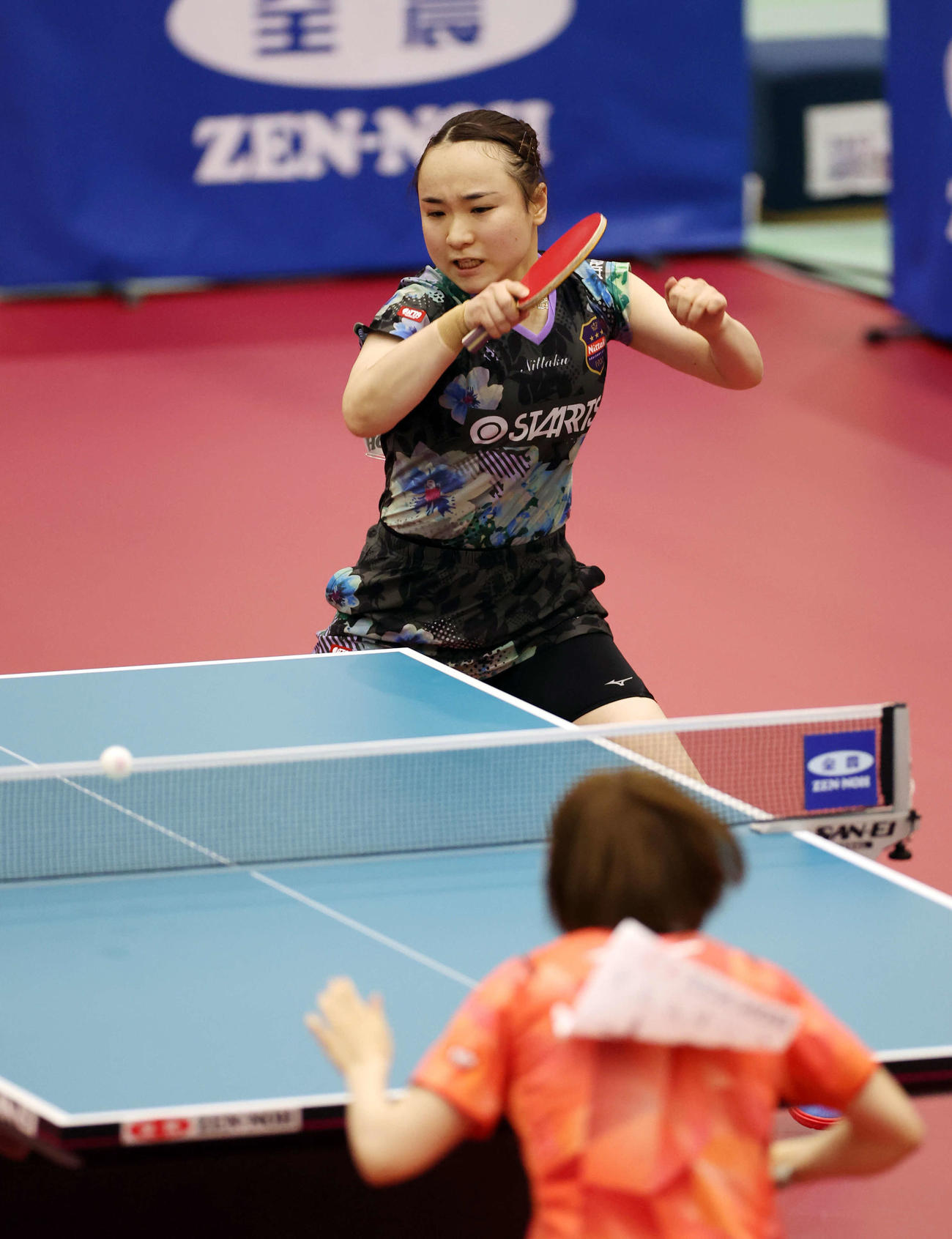 女子シングルス準決勝　フォアハンドドライブを放つ伊藤（撮影・宮地輝）