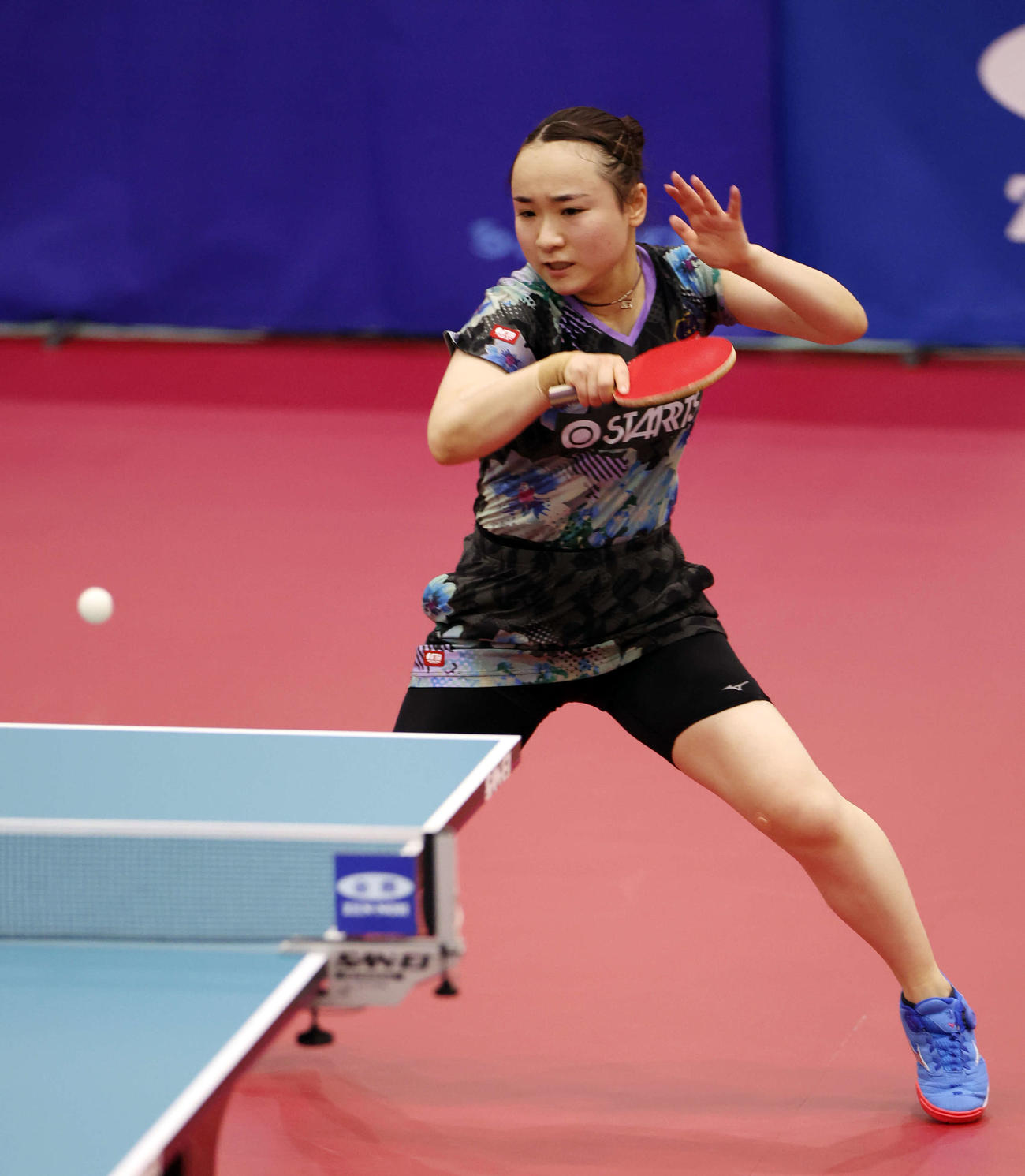 女子シングルス準決勝　フォアハンドドライブを放つ伊藤（撮影・宮地輝）