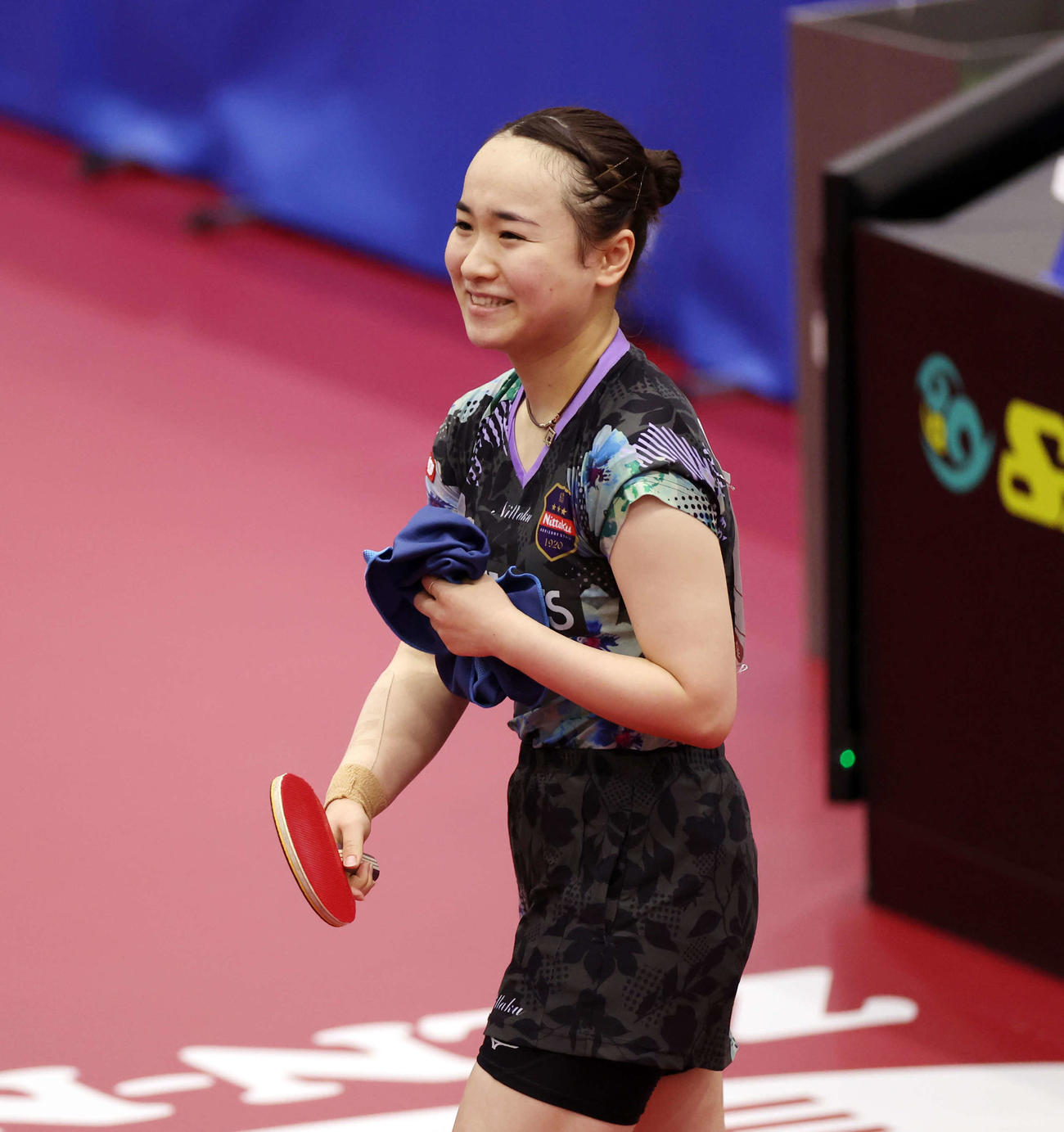 女子シングルス準決勝　勝利し、笑顔の伊藤（撮影・宮地輝）