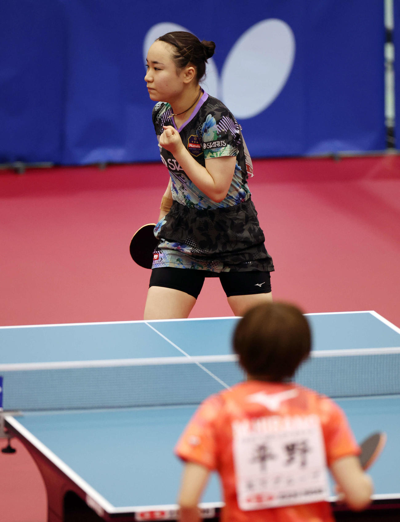 女子シングルス準決勝　ポイントを奪いガッツポーズする伊藤（撮影・宮地輝）