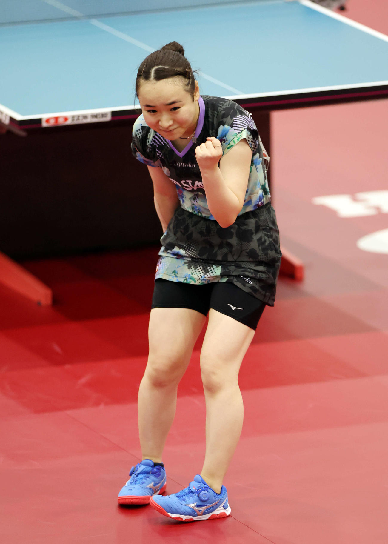 女子シングルス準決勝　勝利し、ガッツポーズする伊藤（撮影・宮地輝）