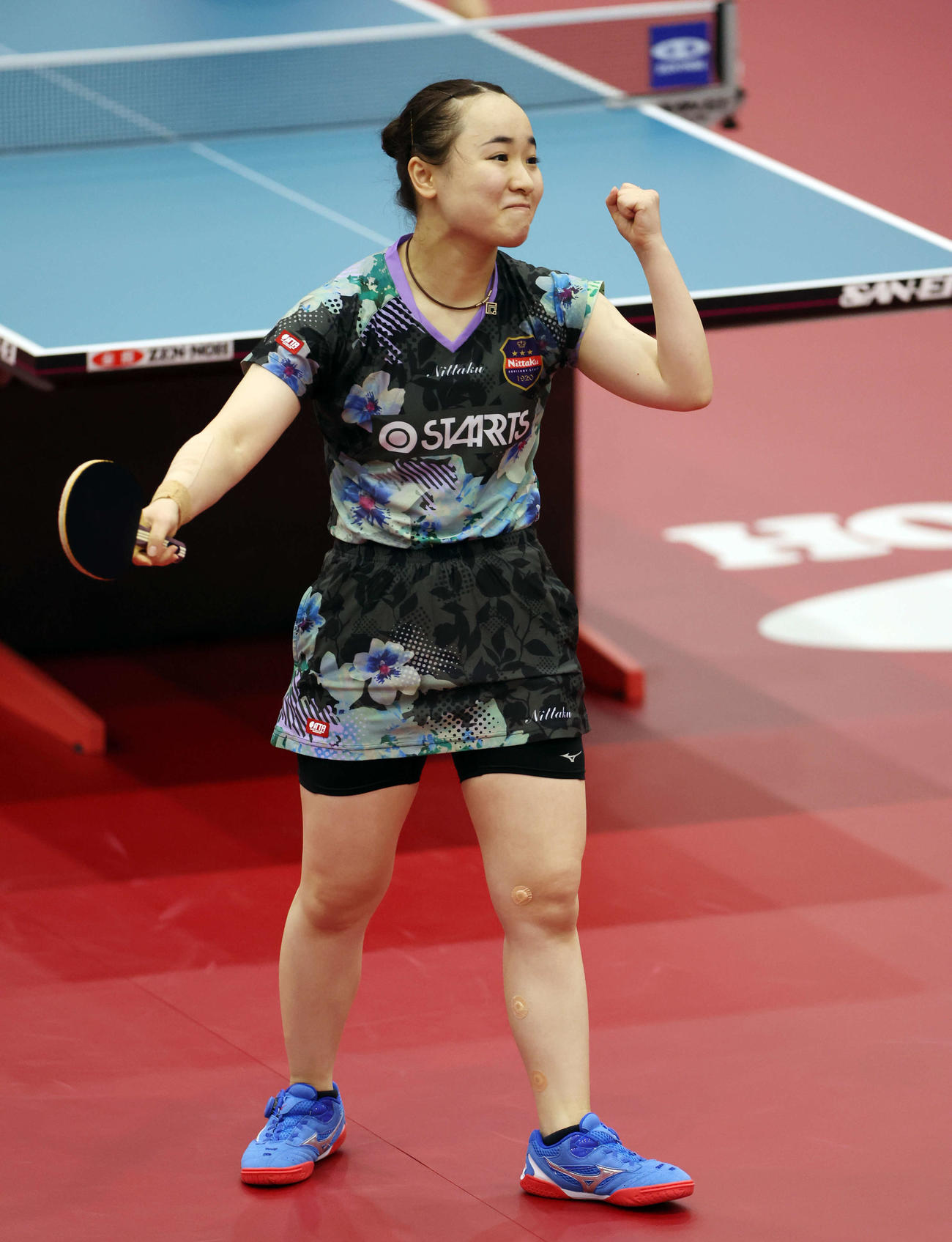 女子シングルス準決勝　勝利し、ガッツポーズする伊藤（撮影・宮地輝）