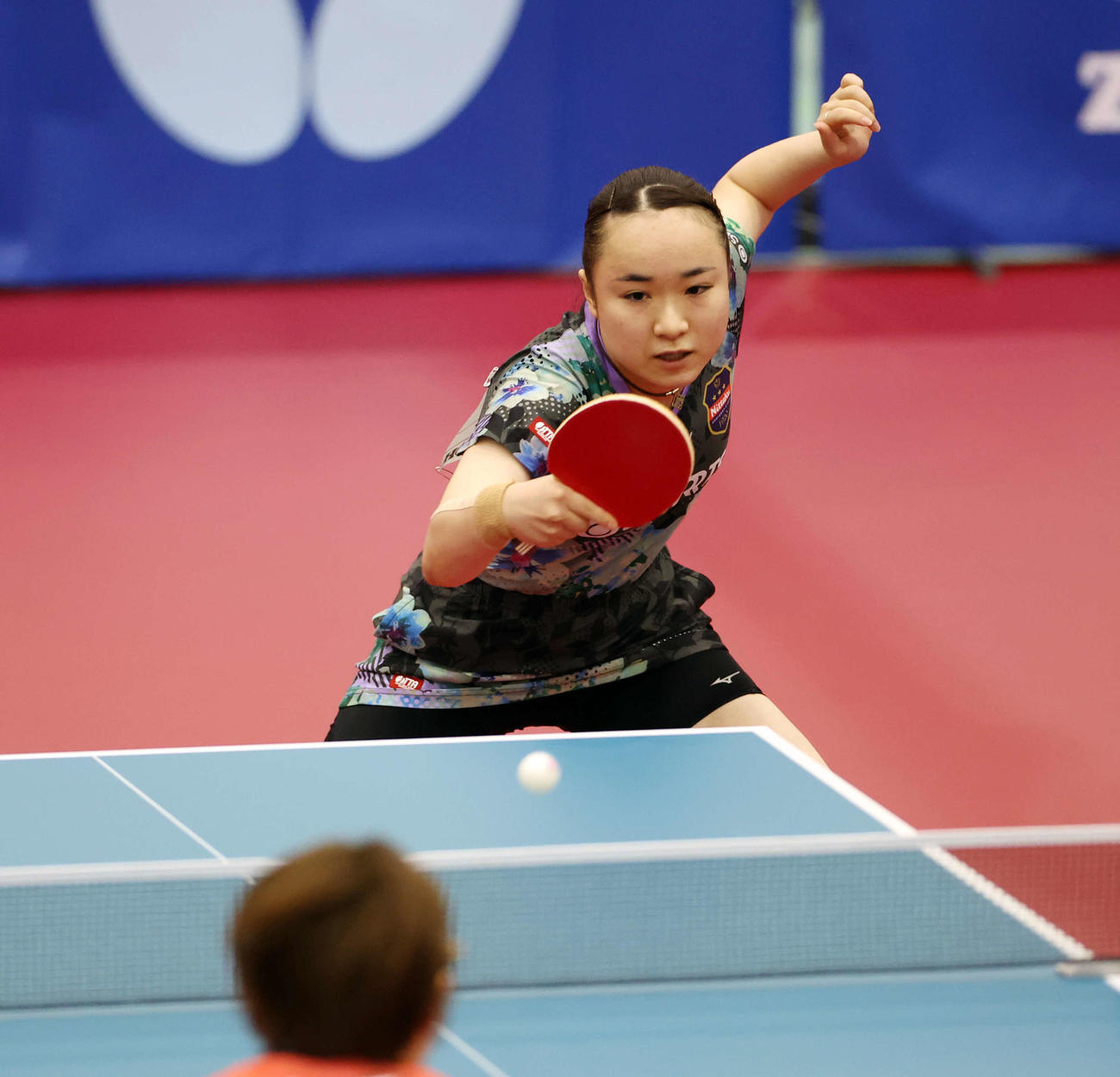 女子シングルス準決勝　バックハンドで攻める伊藤（撮影・宮地輝）