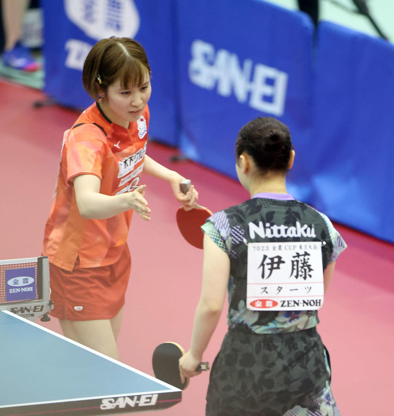 女子シングルス準決勝　敗れて伊藤（右）と握手する平野（撮影・宮地輝）