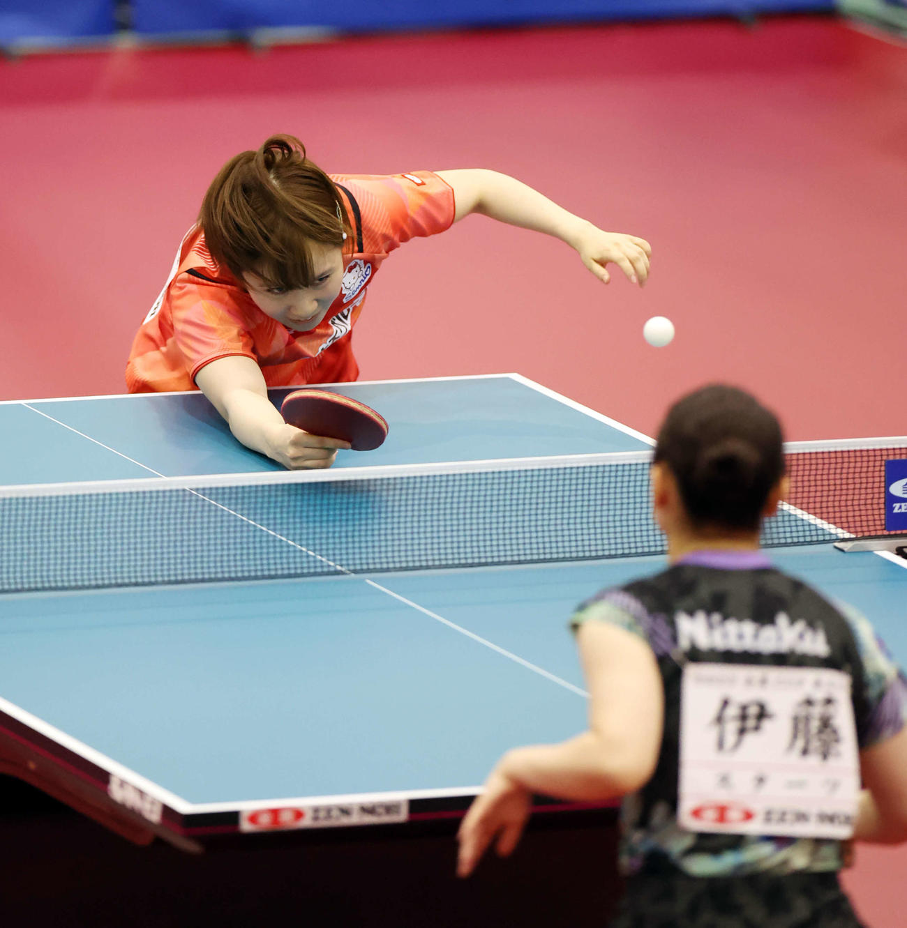 女子シングルス準決勝　ボールに食らいつく平野（撮影・宮地輝）