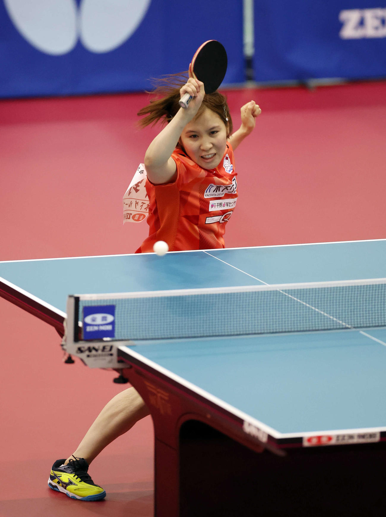 女子シングルス準決勝　フォアハンドドライブを放つ平野（撮影・宮地輝）