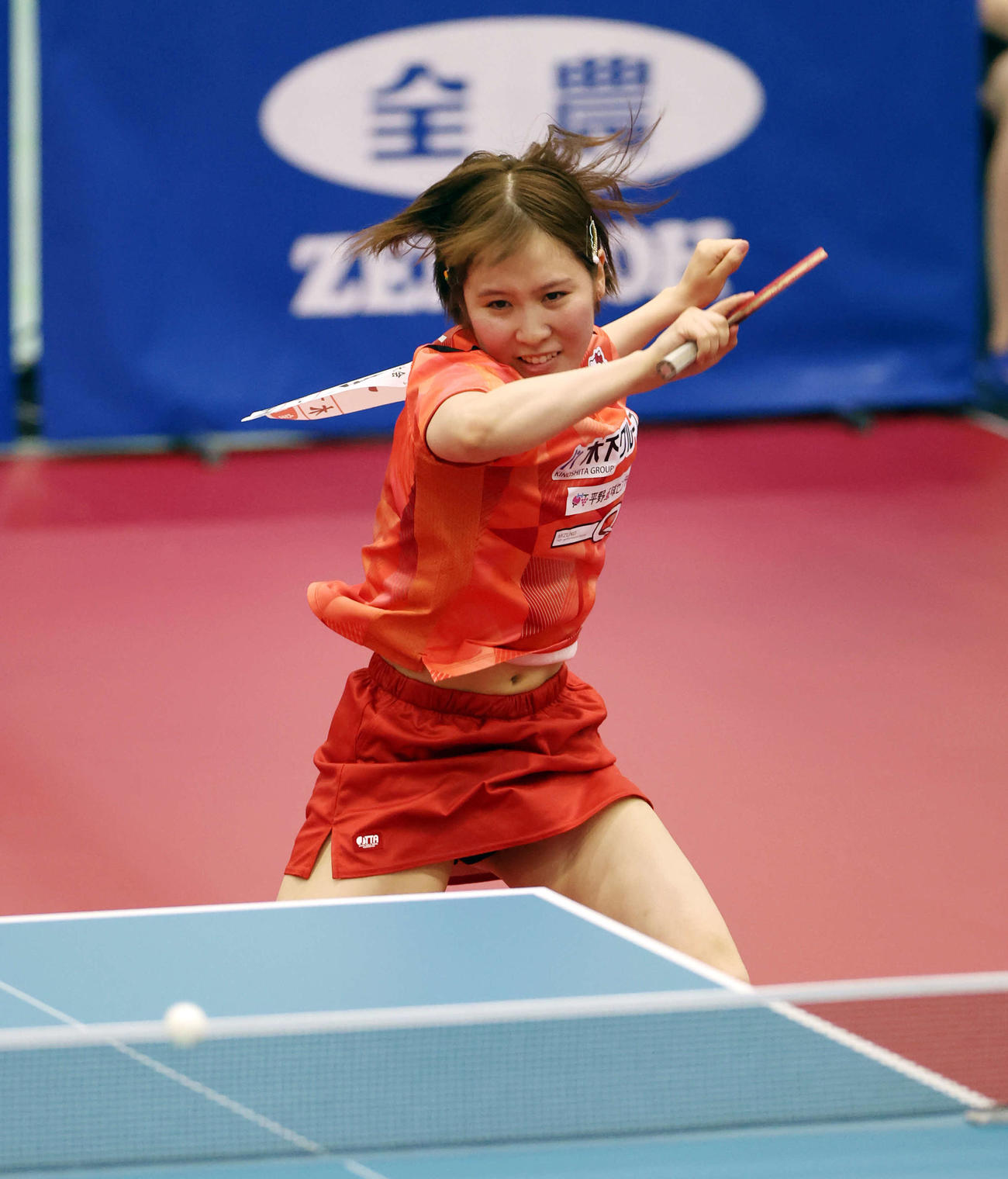 女子シングルス準決勝　フォアハンドドライブを放つ平野（撮影・宮地輝）