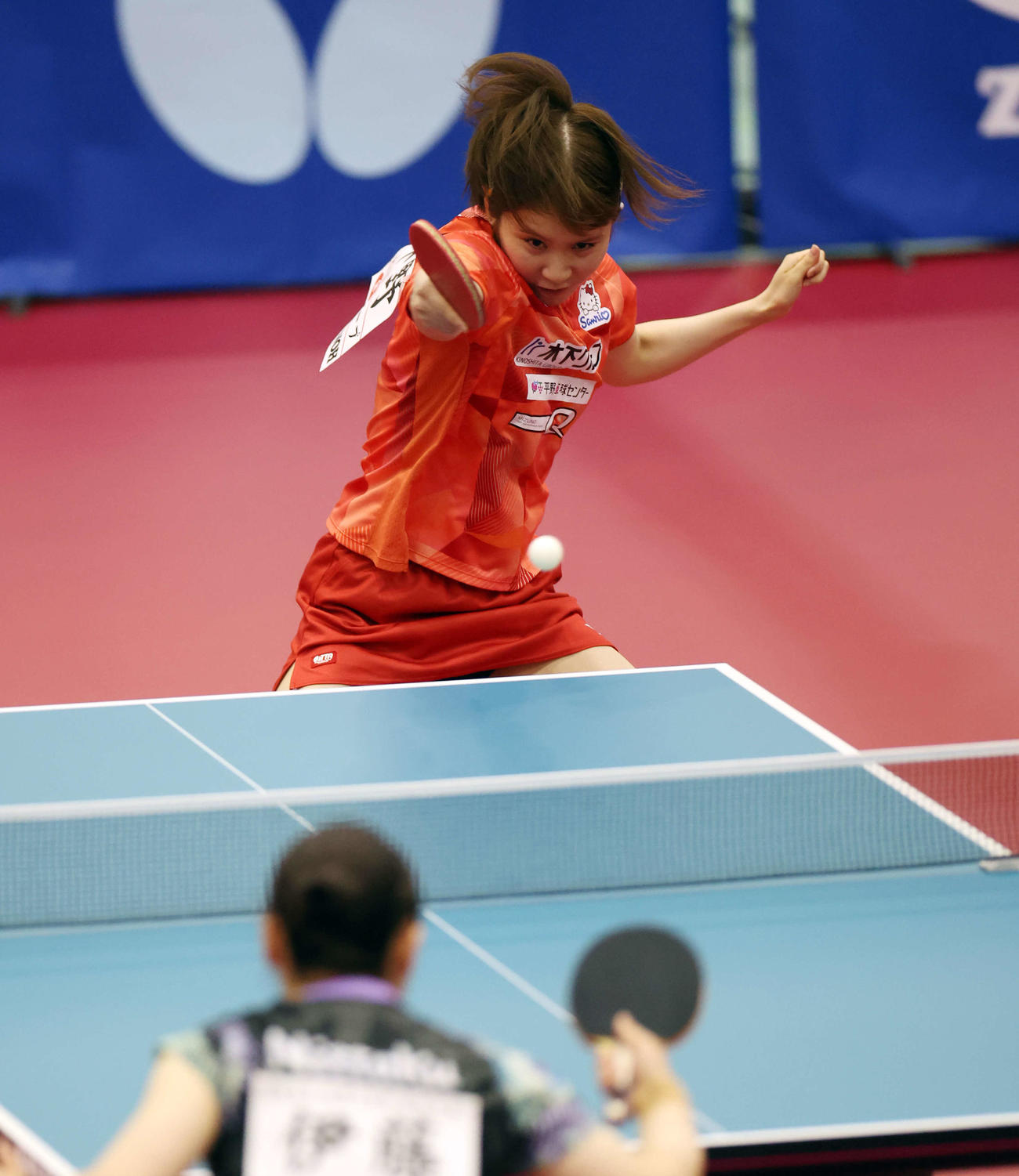 女子シングルス準決勝　バックハンドで攻める平野（撮影・宮地輝）