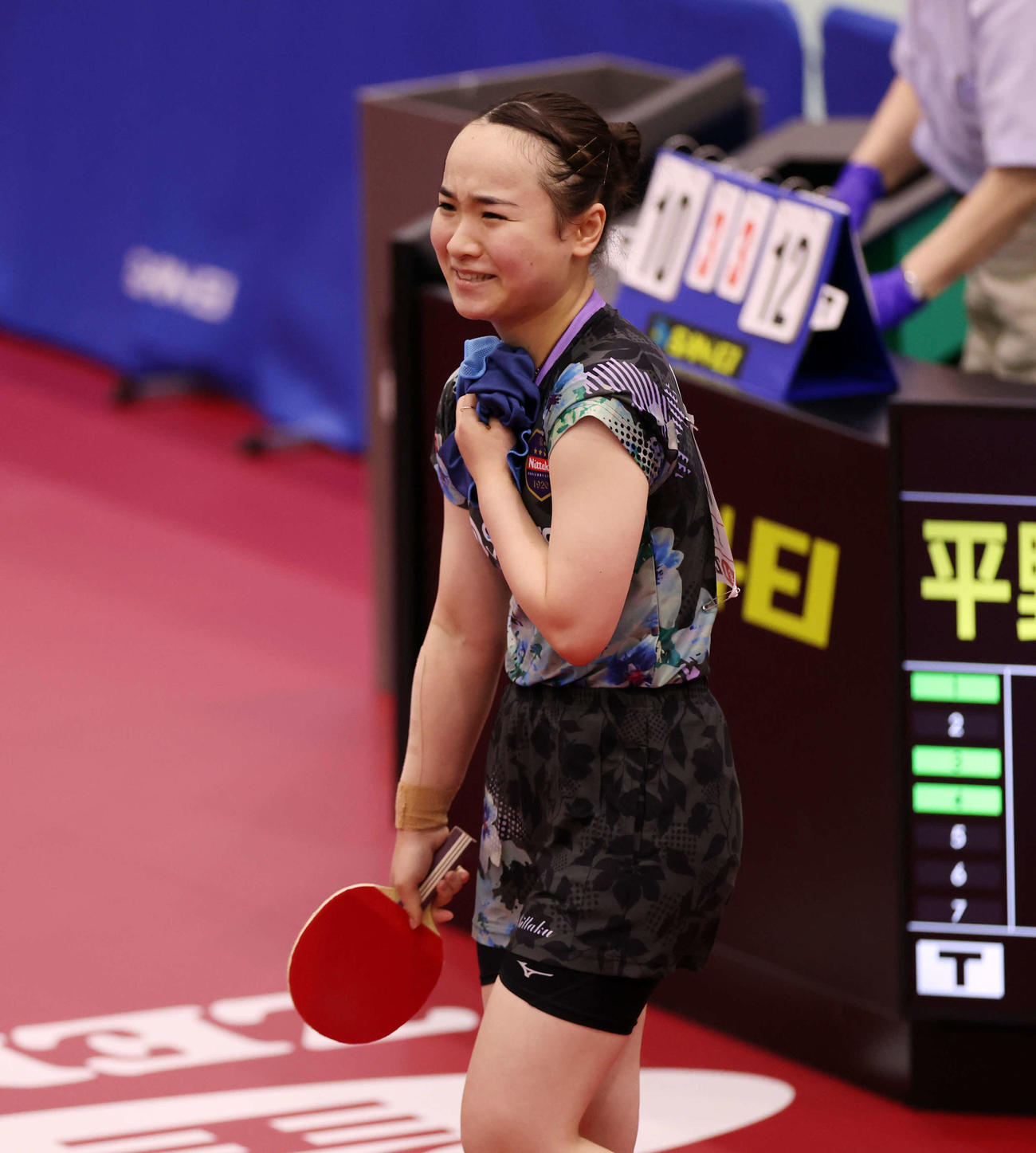 女子シングルス準決勝　勝利し、感極まる伊藤（撮影・宮地輝）