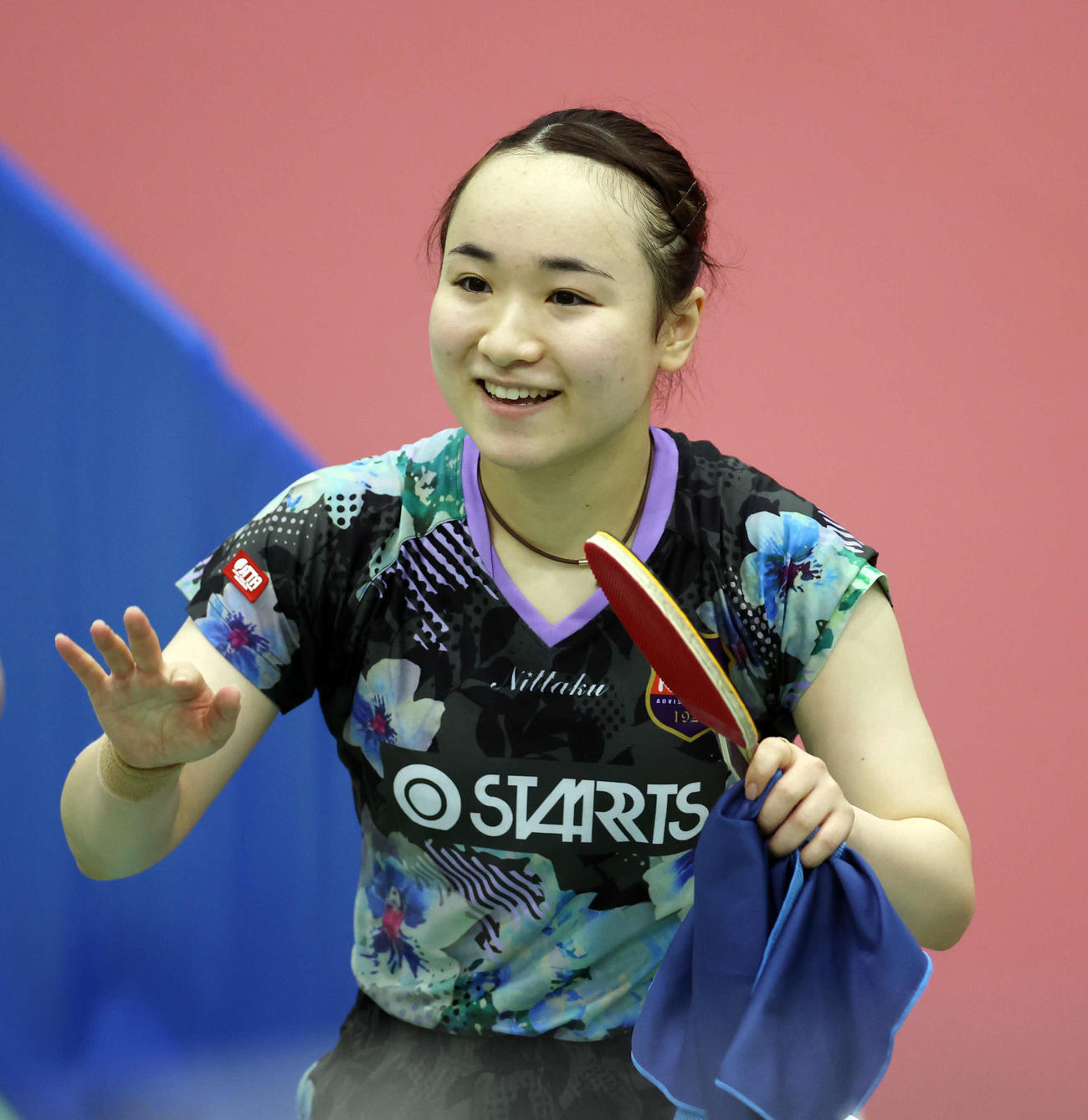女子シングルス準決勝　勝利し、ファンに笑顔で手を振る伊藤（撮影・宮地輝）