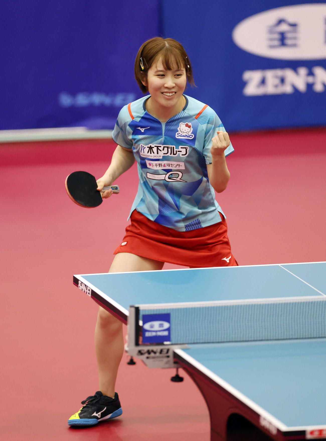 女子シングルス3位決定戦　勝利し、ガッツポーズする平野（撮影・宮地輝）