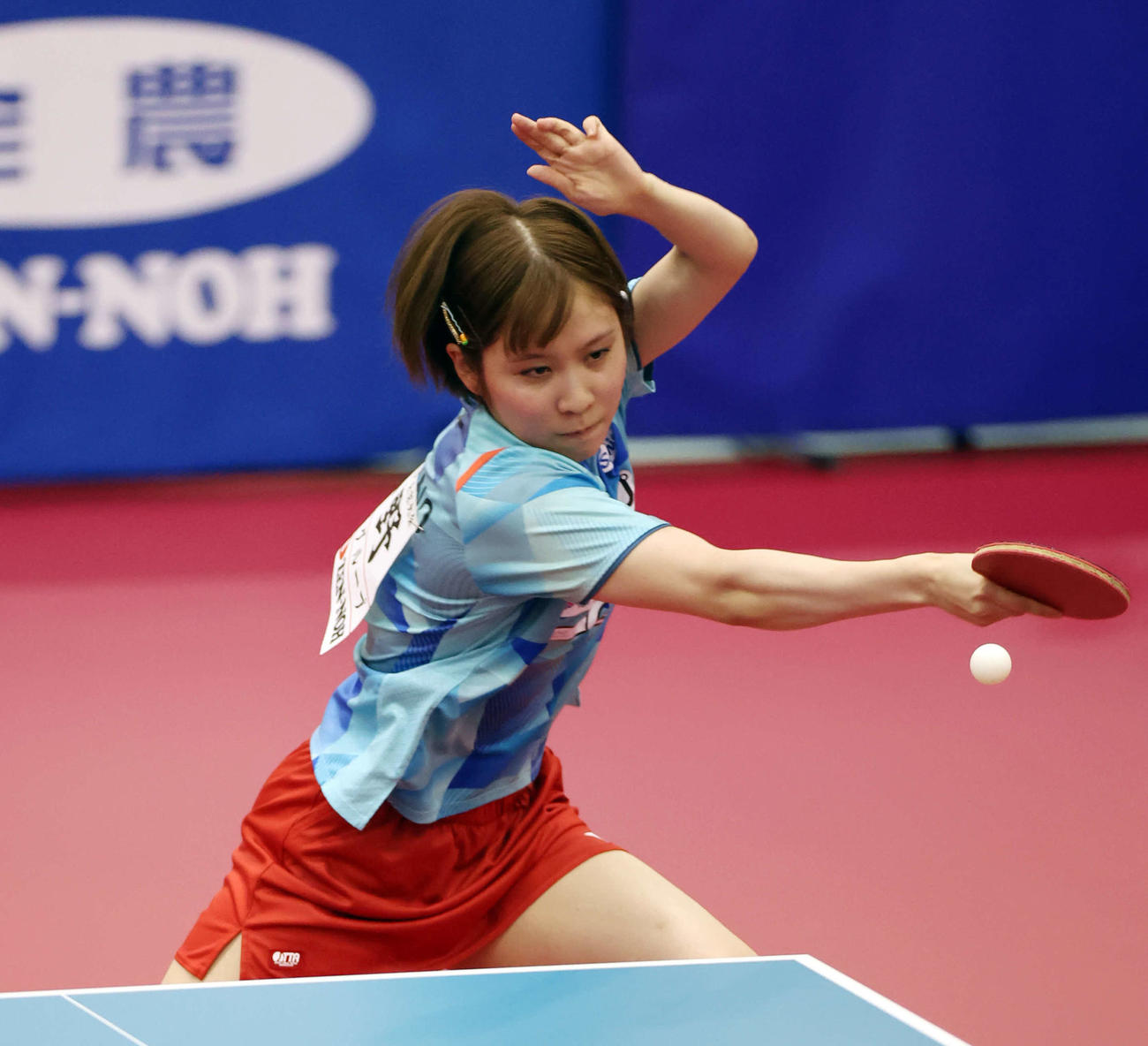 女子シングルス3位決定戦　バックハンドで攻める平野（撮影・宮地輝）