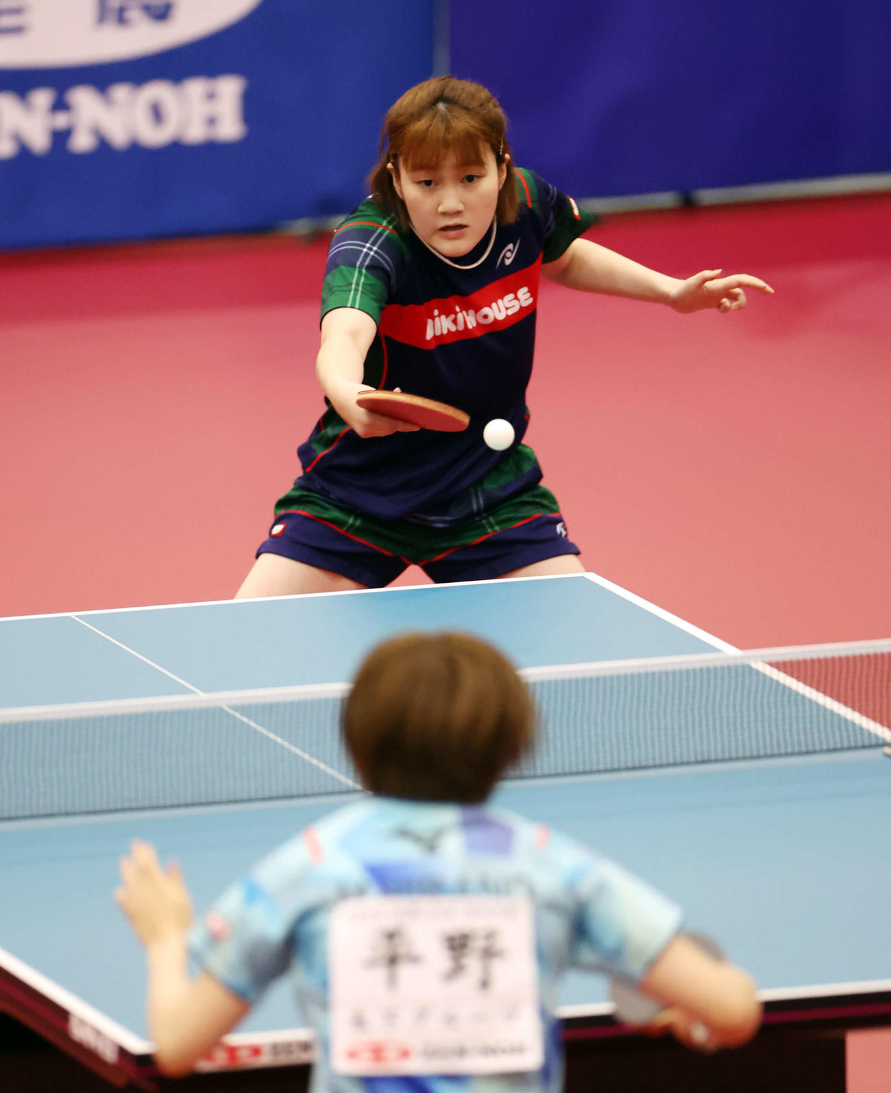 女子シングルス3位決定戦　バックハンドで攻める大藤（撮影・宮地輝）