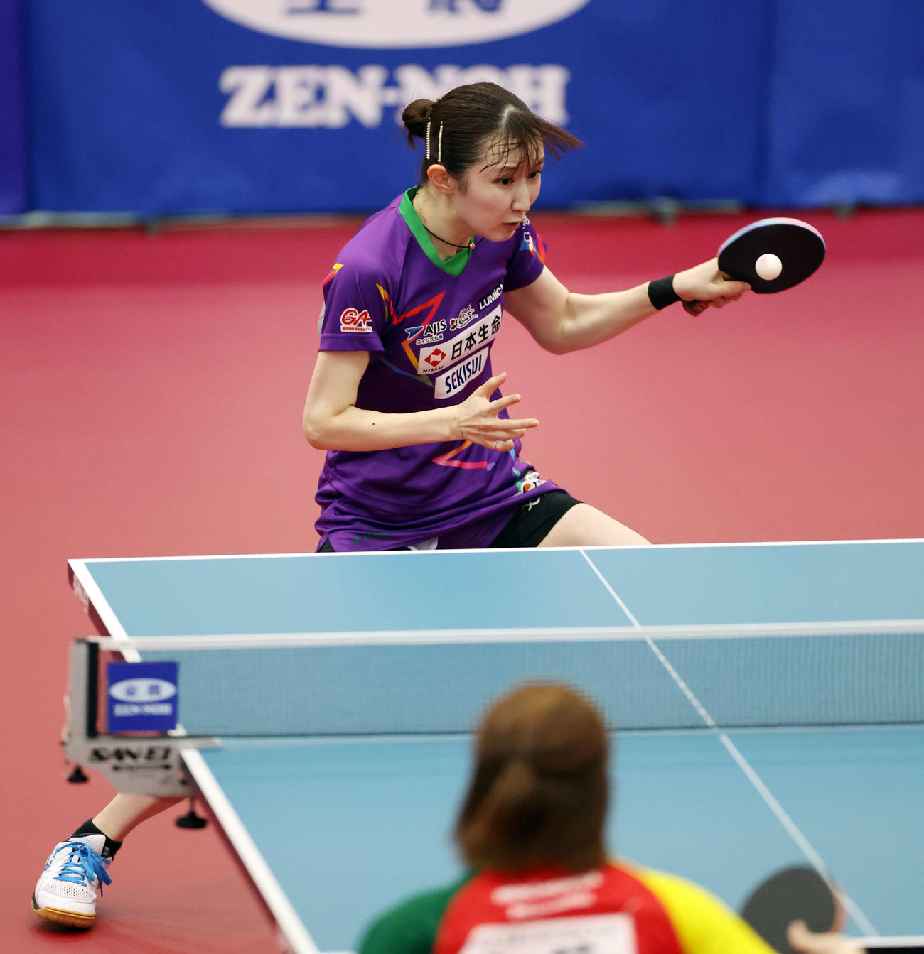 女子シングルス準決勝　フォアハンドドライブを放つ早田（撮影・宮地輝）