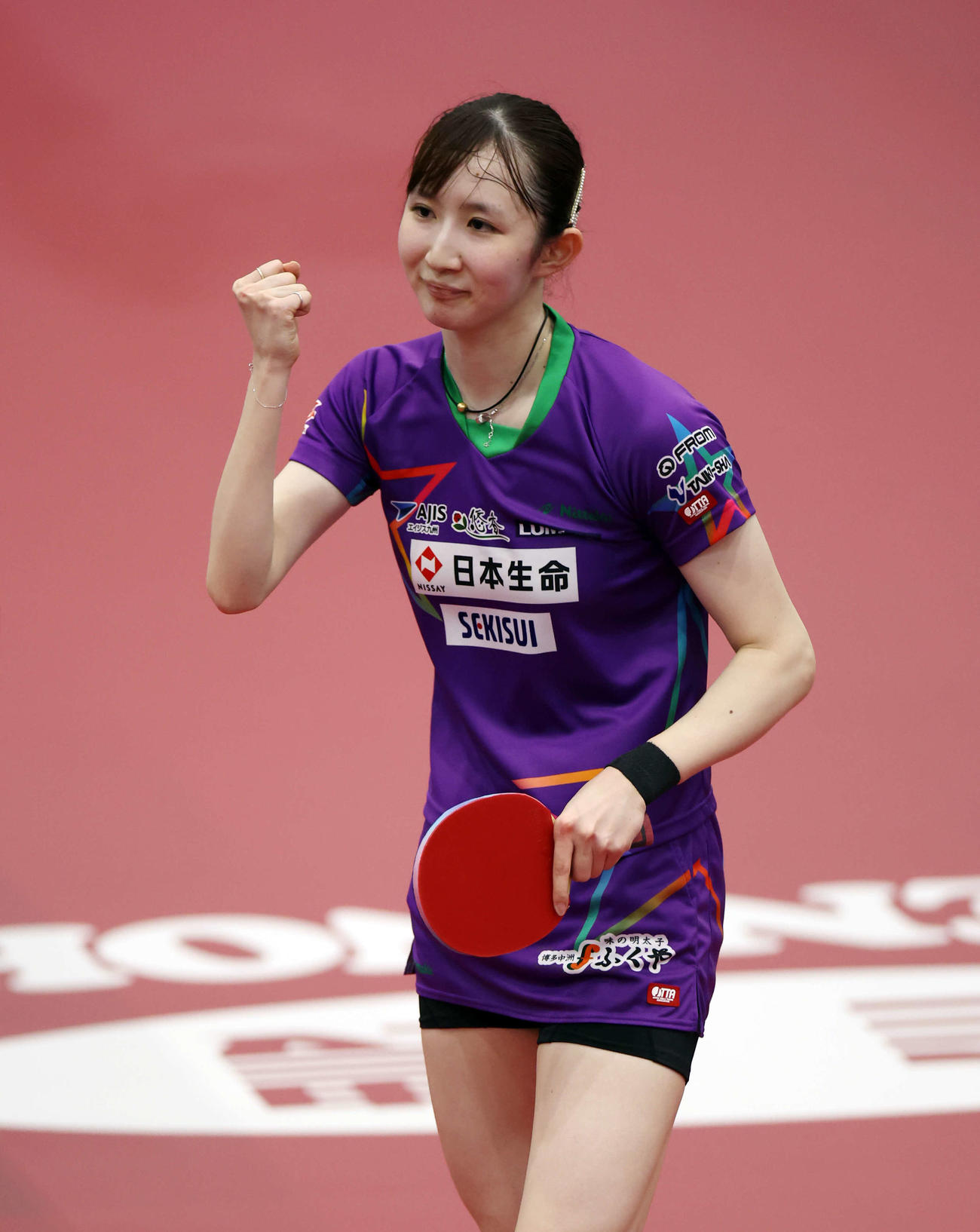女子シングルス準決勝　勝利し、ガッツポーズする早田（撮影・宮地輝）