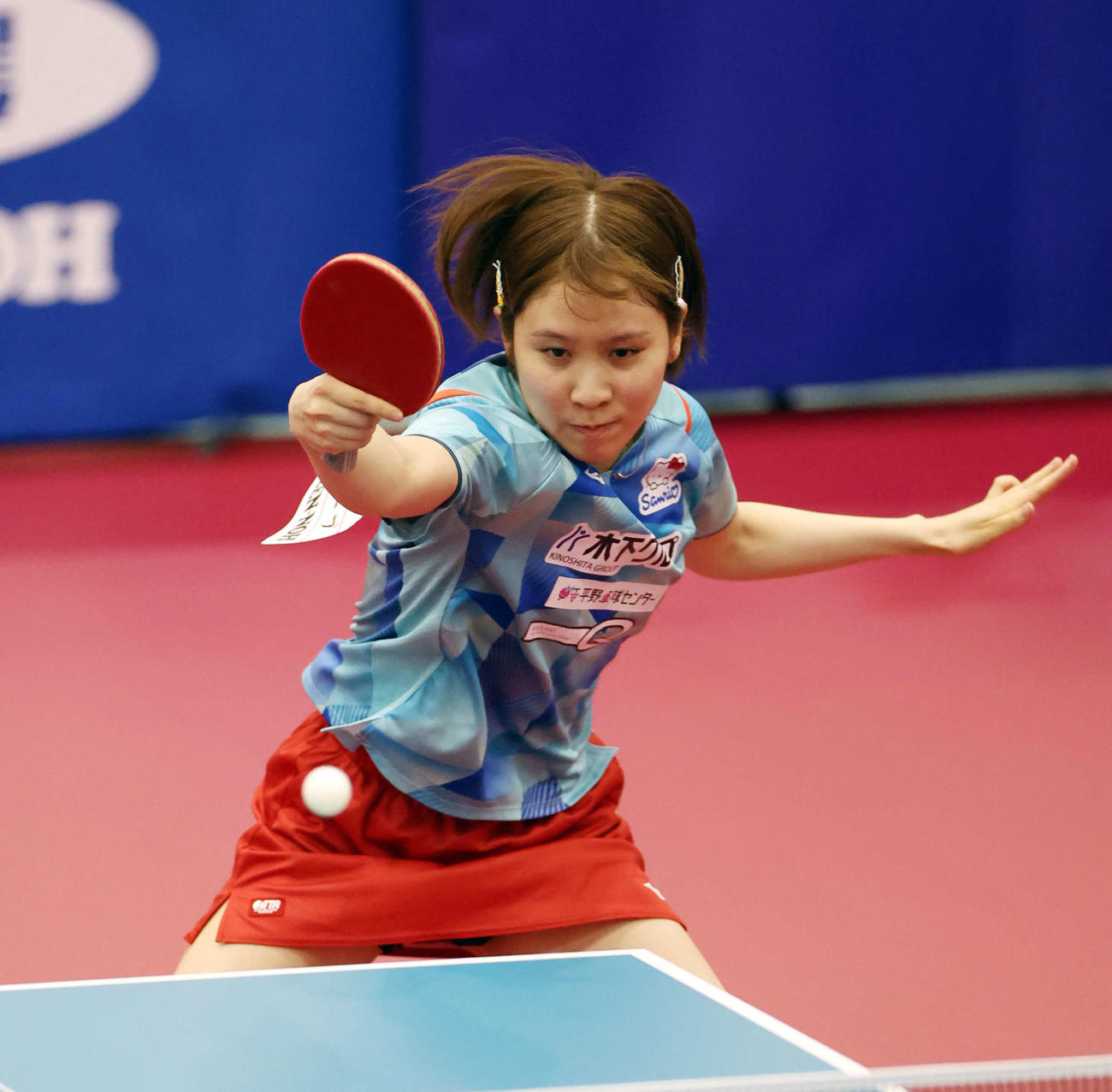 女子シングルス3位決定戦　バックハンドで攻める平野（撮影・宮地輝）