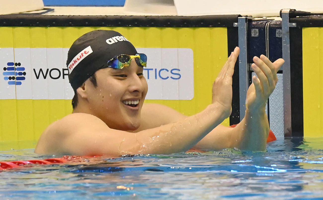 世界水泳2023福岡大会第10日　男子400メートル個人メドレー決勝、3位の瀬戸大也は、世界新記録で優勝したレオン・マルシャンに向けて笑顔で拍手する（撮影・岩下翔太）