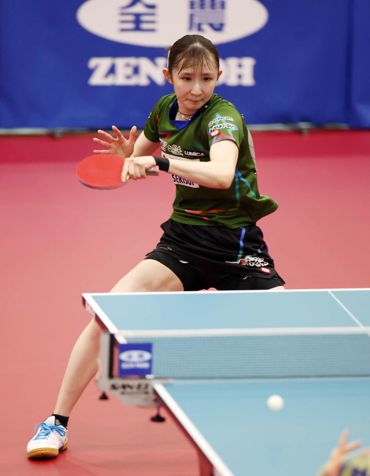 女子シングルス決勝　フォアハンドドライブを放つ早田（撮影・宮地輝）