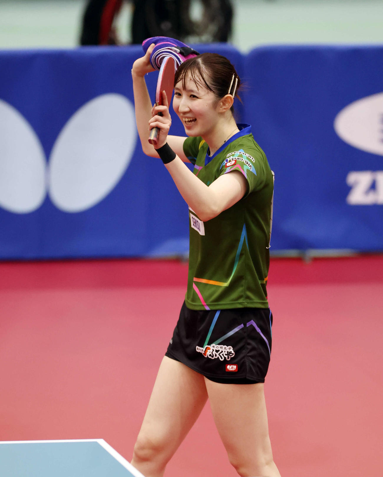 女子シングルス決勝　優勝を決め、笑顔で手を振る早田（撮影・宮地輝）